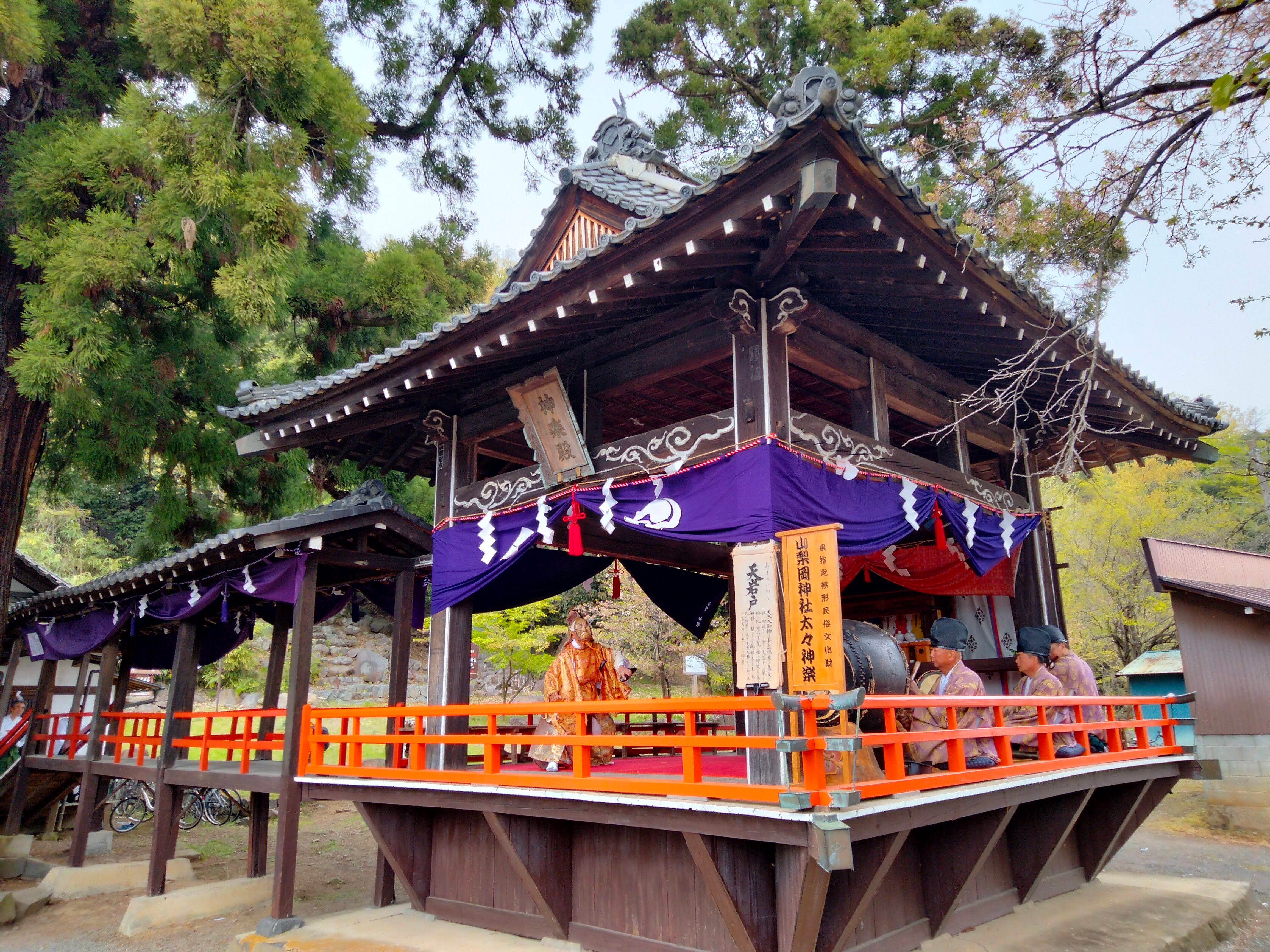 例大祭ではお神楽が奉納されている