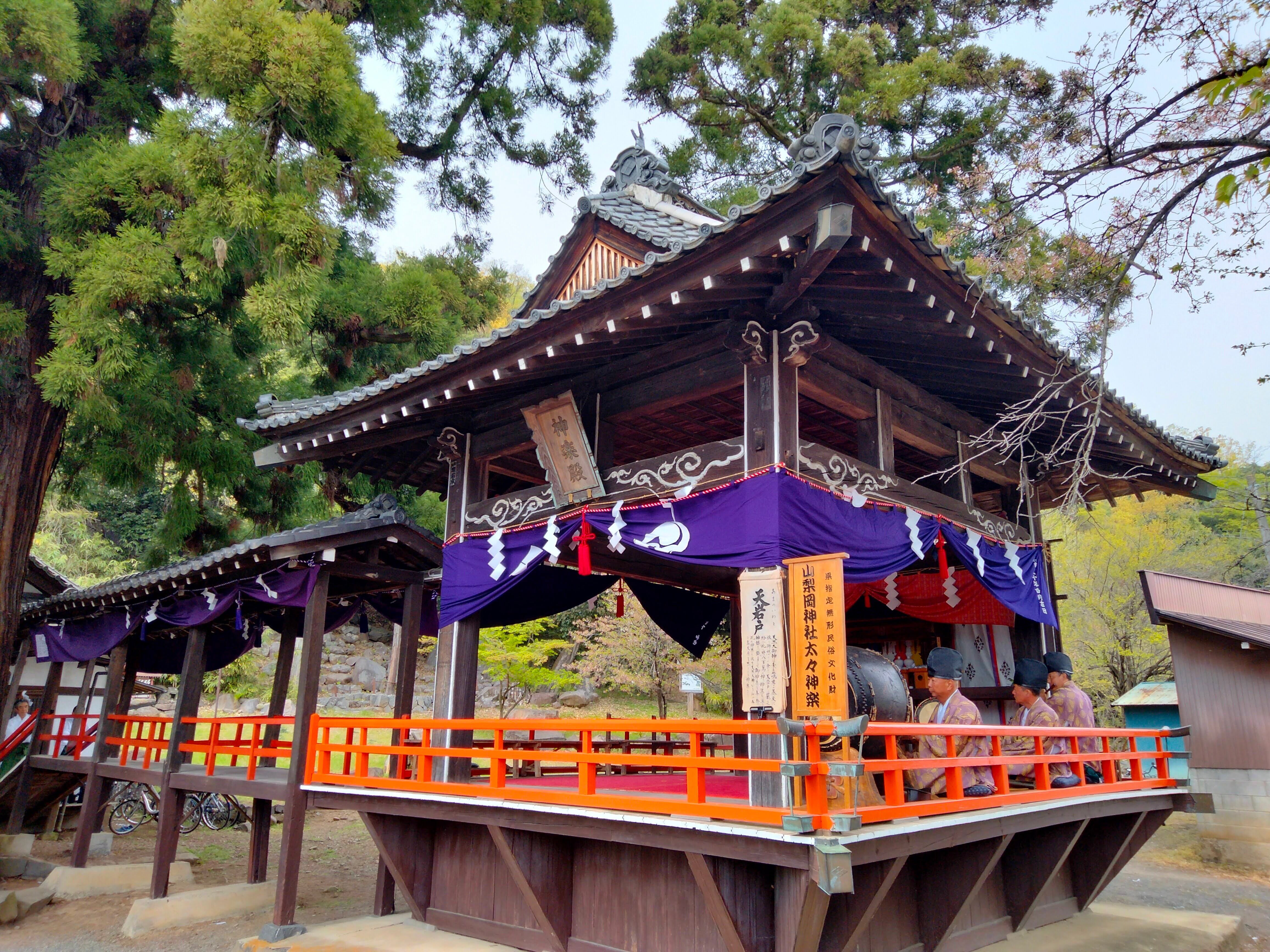例大祭では御神楽が奉納されます