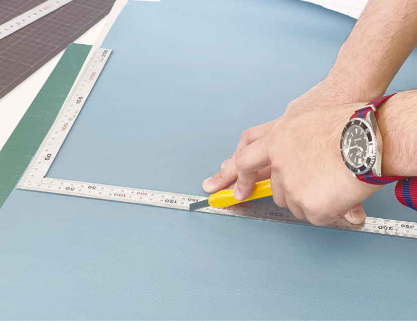 表紙用の布をカットします。