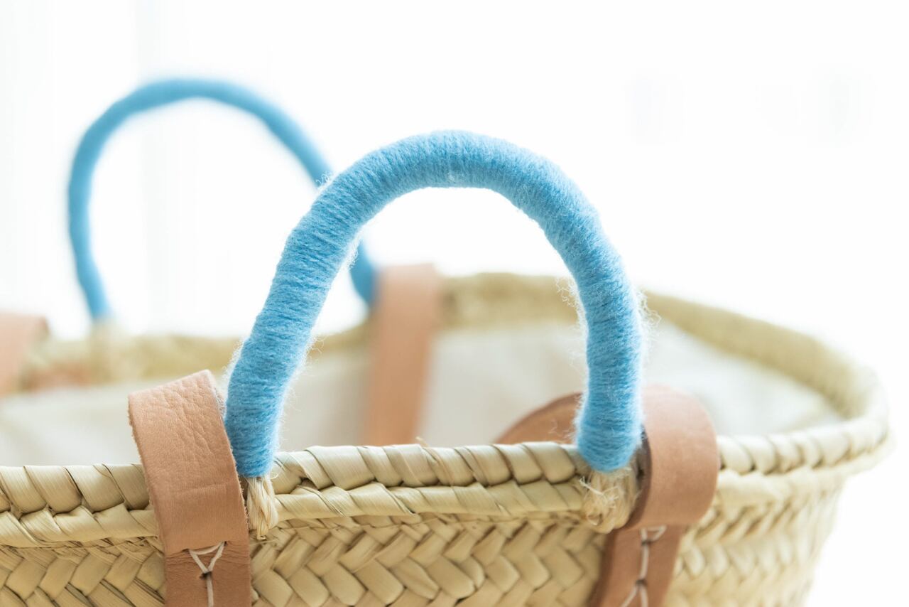 持ち手は刺繍と同じ糸で強化。おしゃれなカラーポイントにもなっています