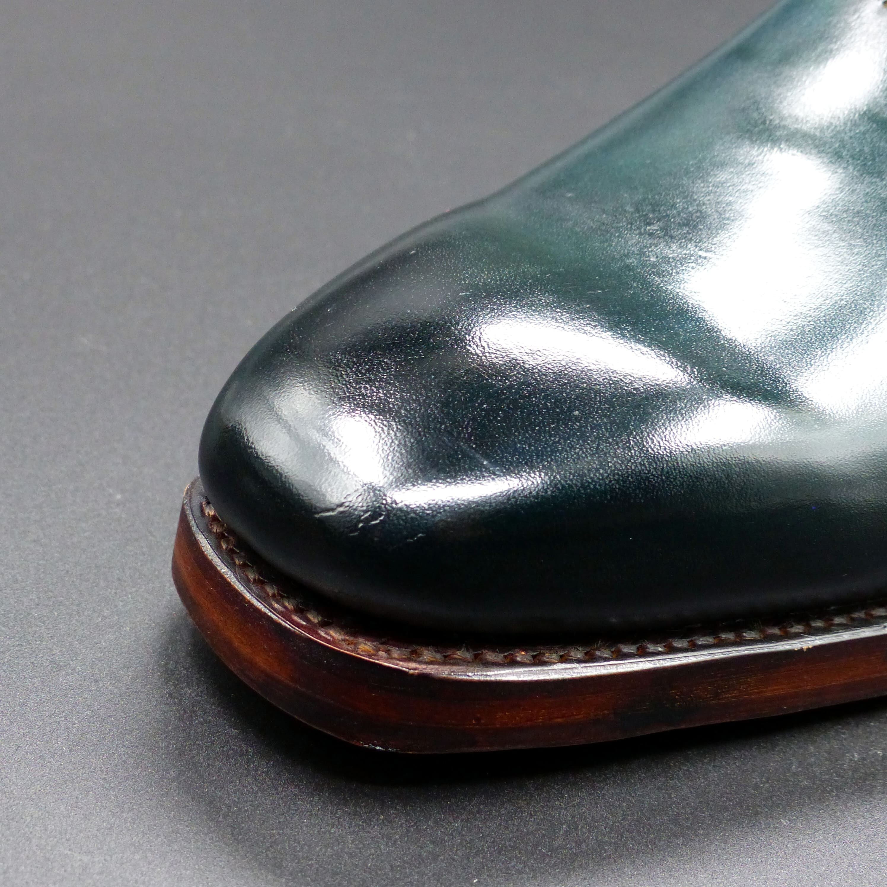 左足つま先に目立たない小さなキズがあります