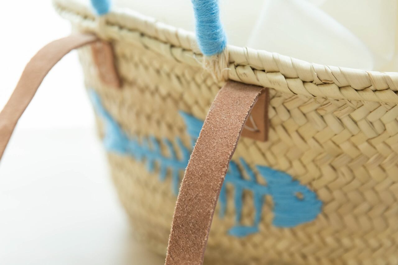 ショルダーが革製と異素材なのがポイント