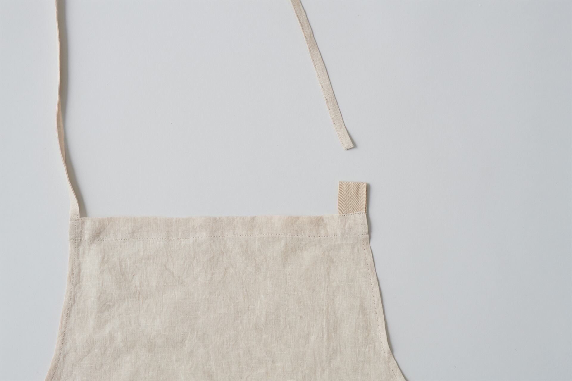 首紐は輪っかに通して、キュッと縛って調節