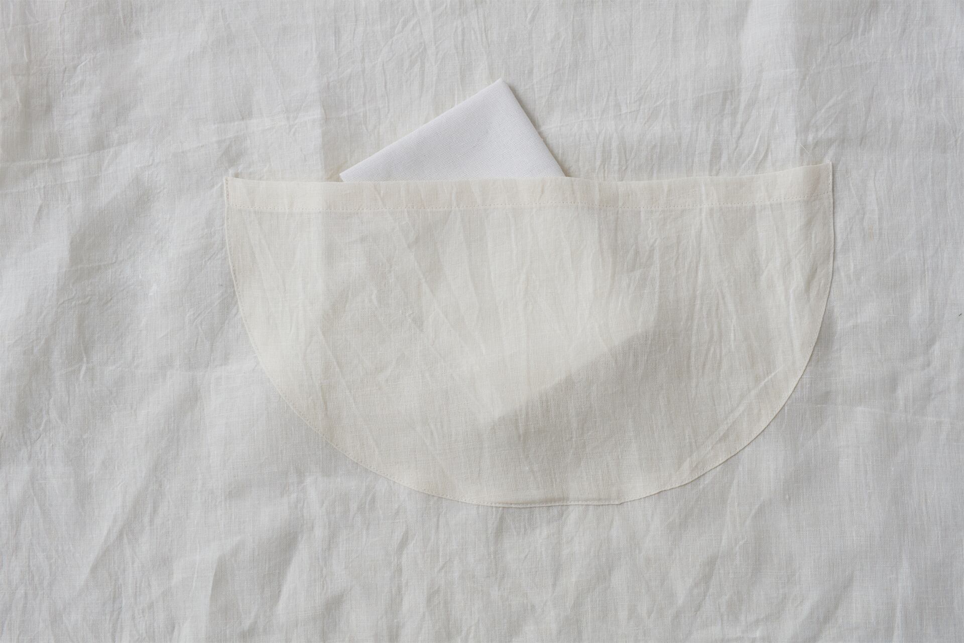 前部分に半月形のポケット付き