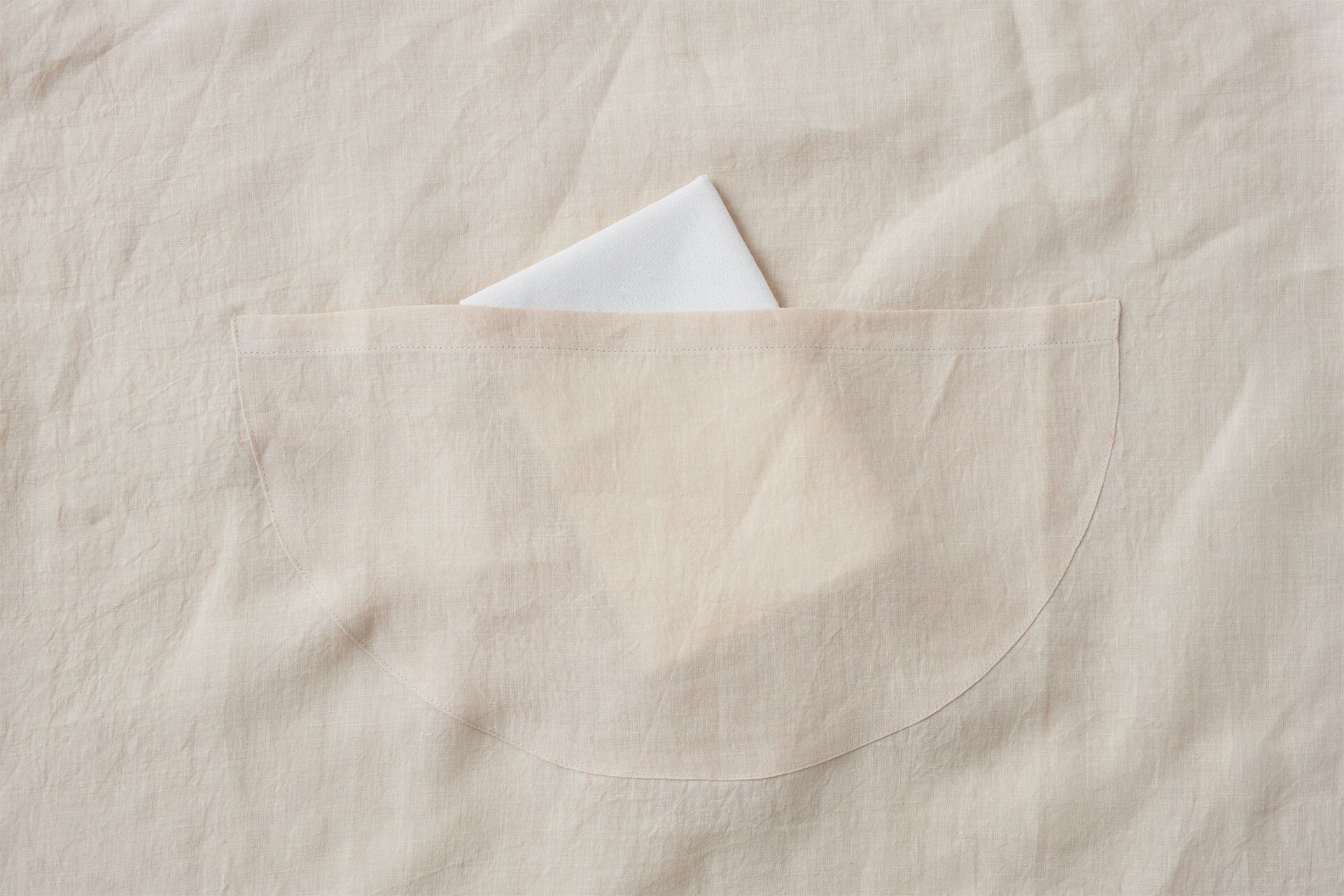 前部分に半月形のポケット付き