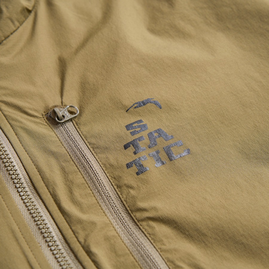 胸ポケット、パッカブル仕様　エコ素材のブランドロゴ