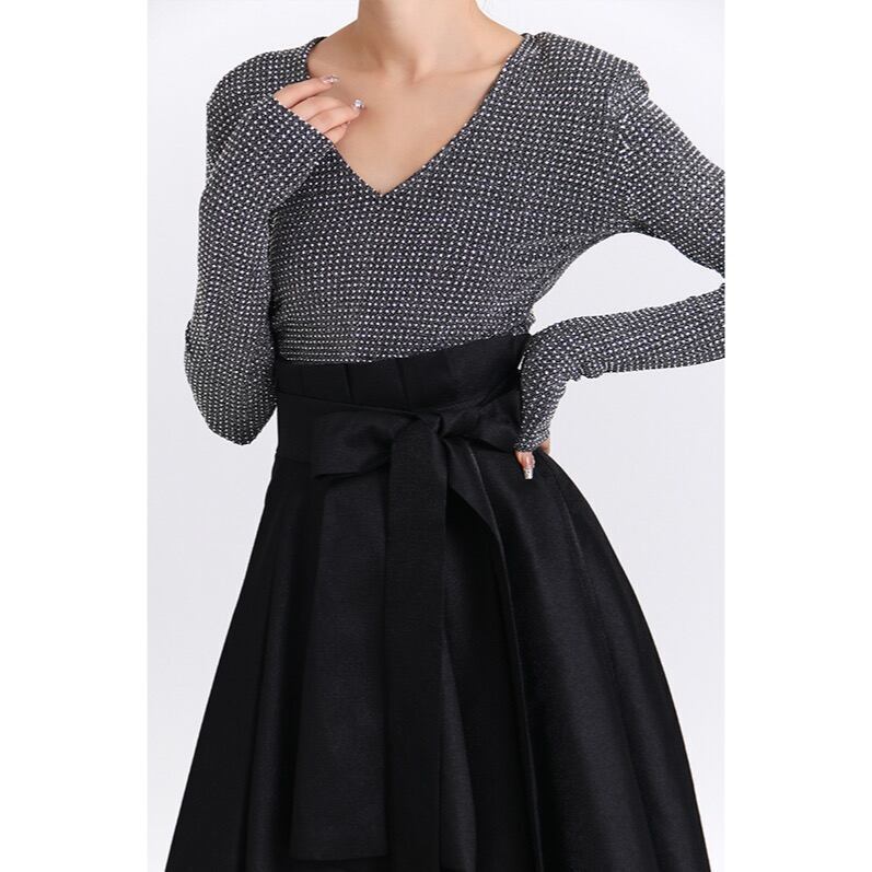 フルラインストーン　Vネックトップスとコーデ！