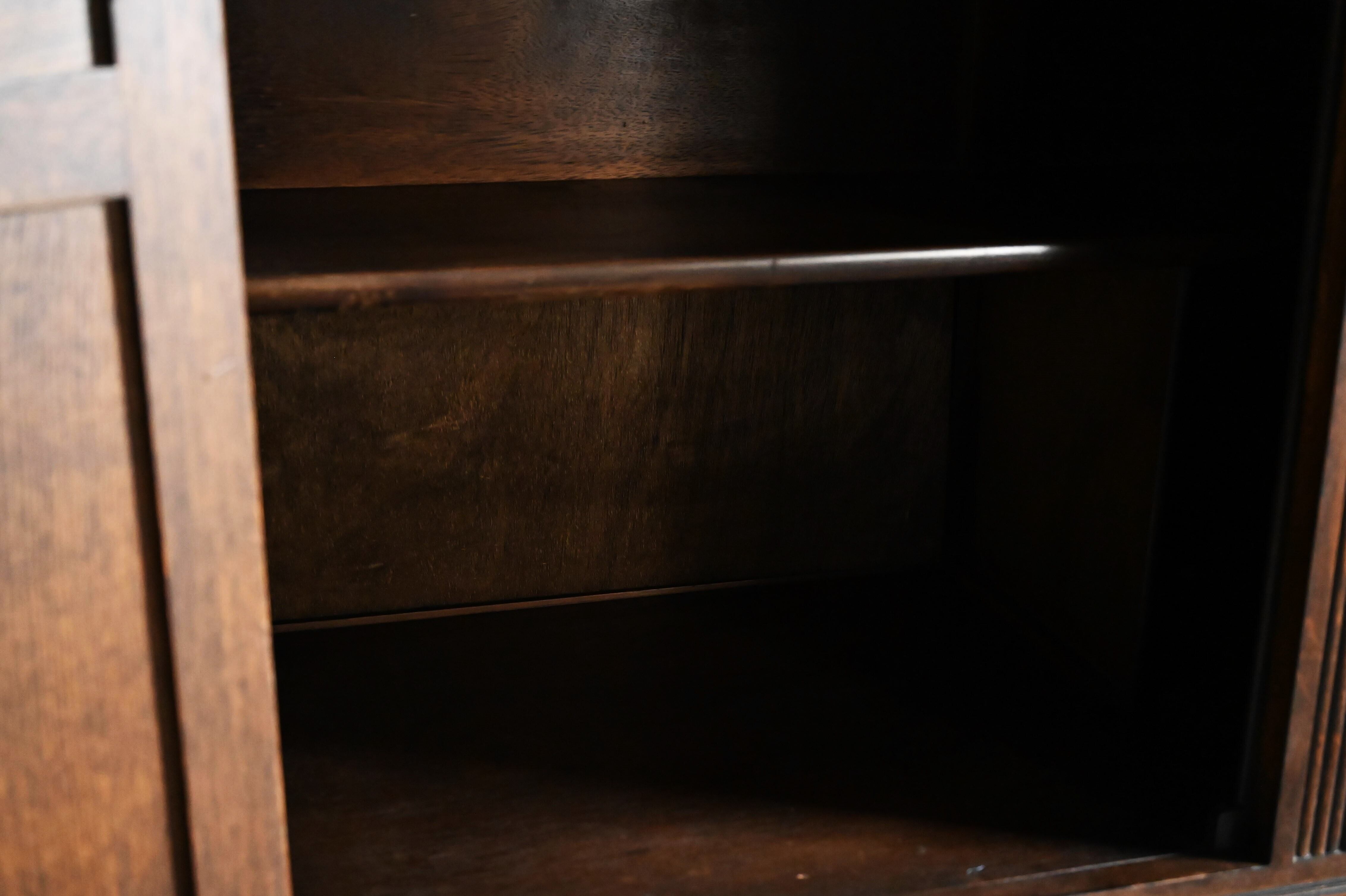 内部から板が貼られており綺麗に補修されています。