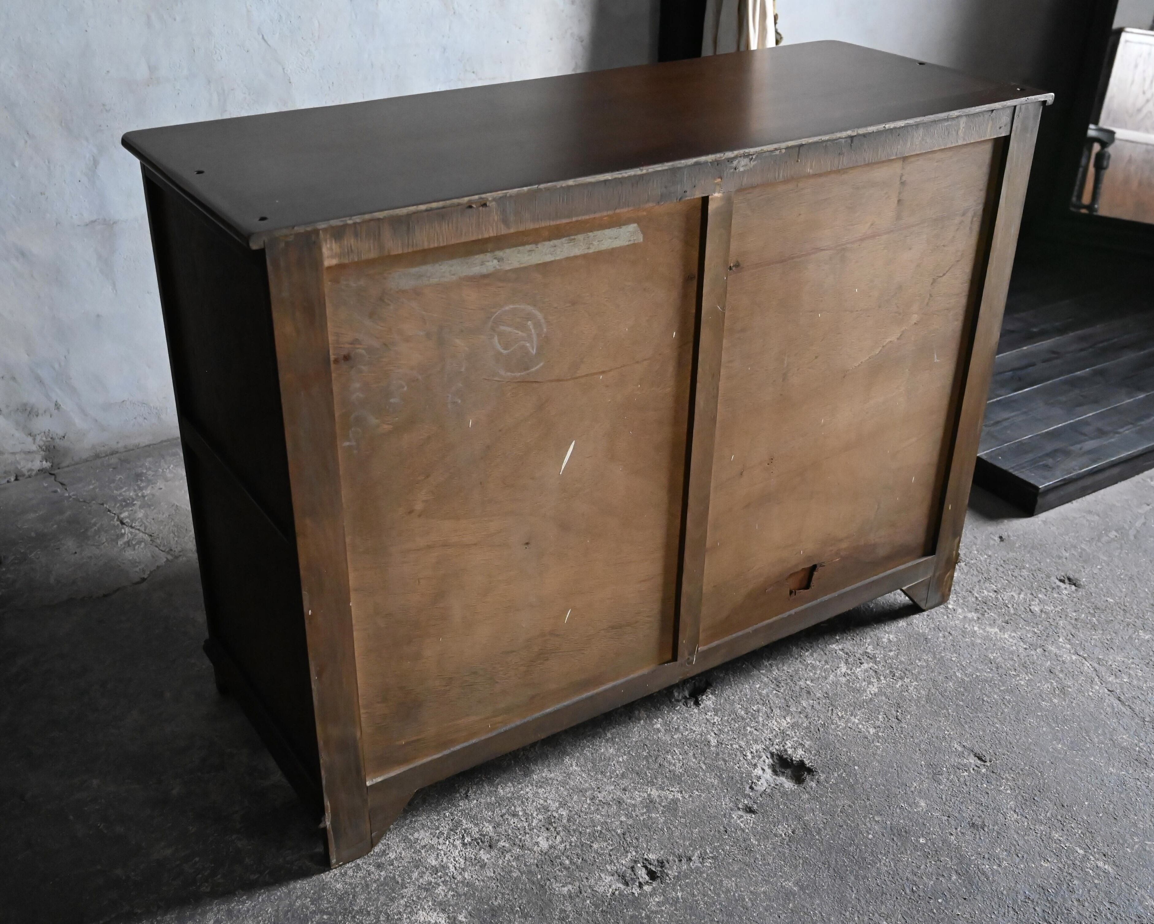 右下のところに小さな穴が開けられた跡がございます。