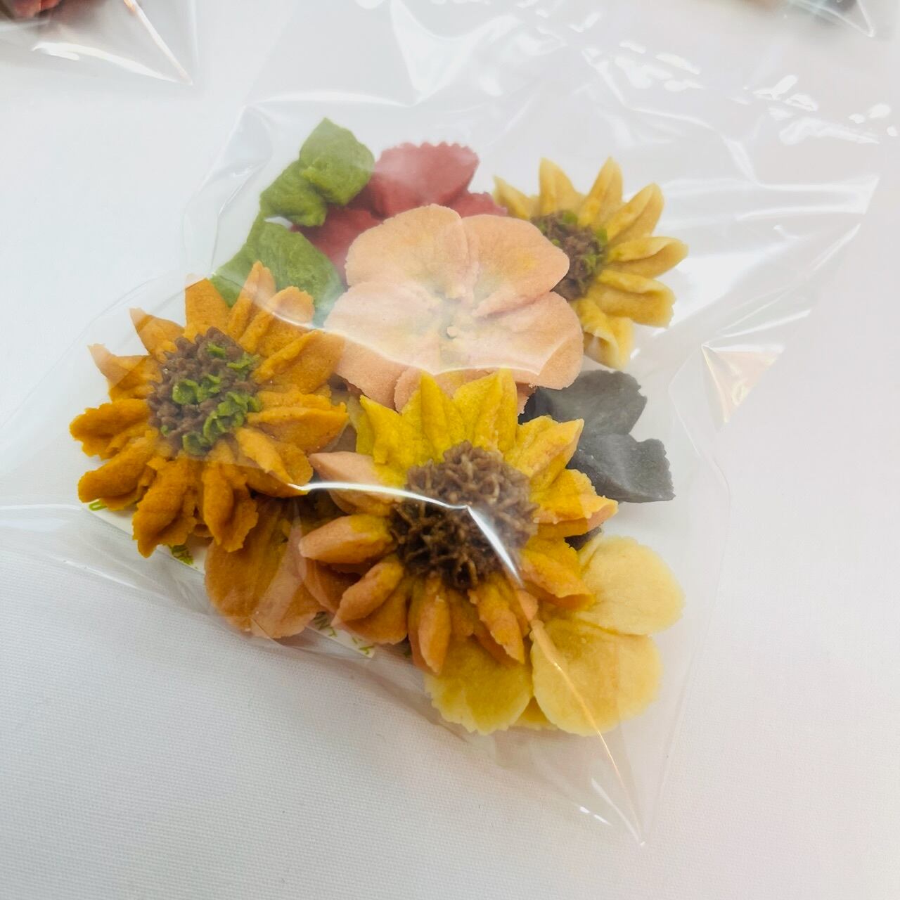 色の混ざったお花や、形の歪なもの、正規品の余りなどがランダムに入っています。味は変わらず美味しい！