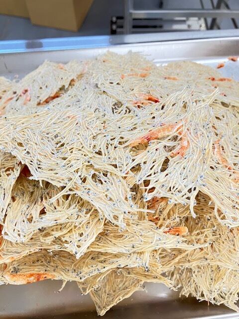 ついに完成！ランダムに割って袋詰めです。