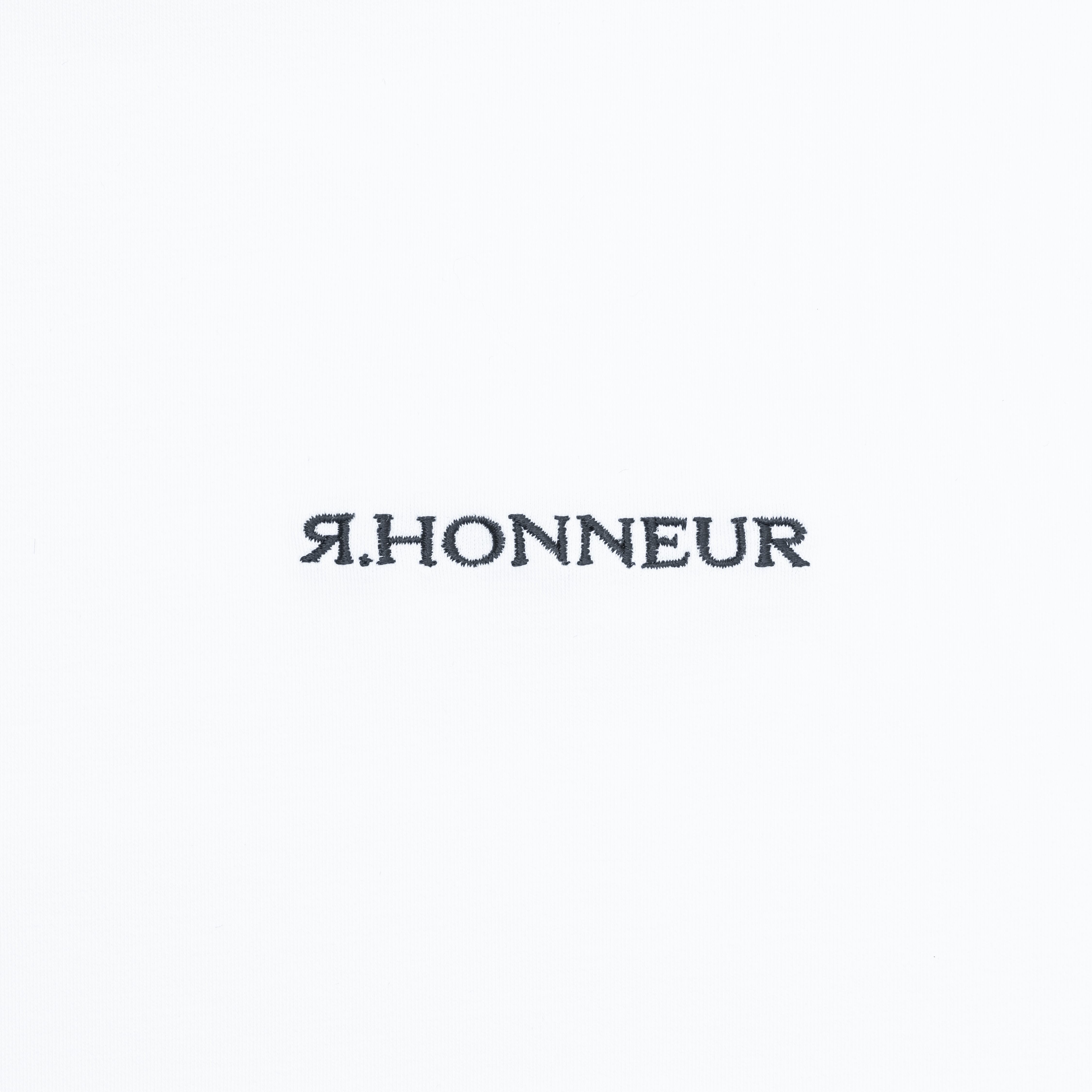 ロゴの位置やサイズだけでなく、刺繍自体も幾度と修正し、完成しました。