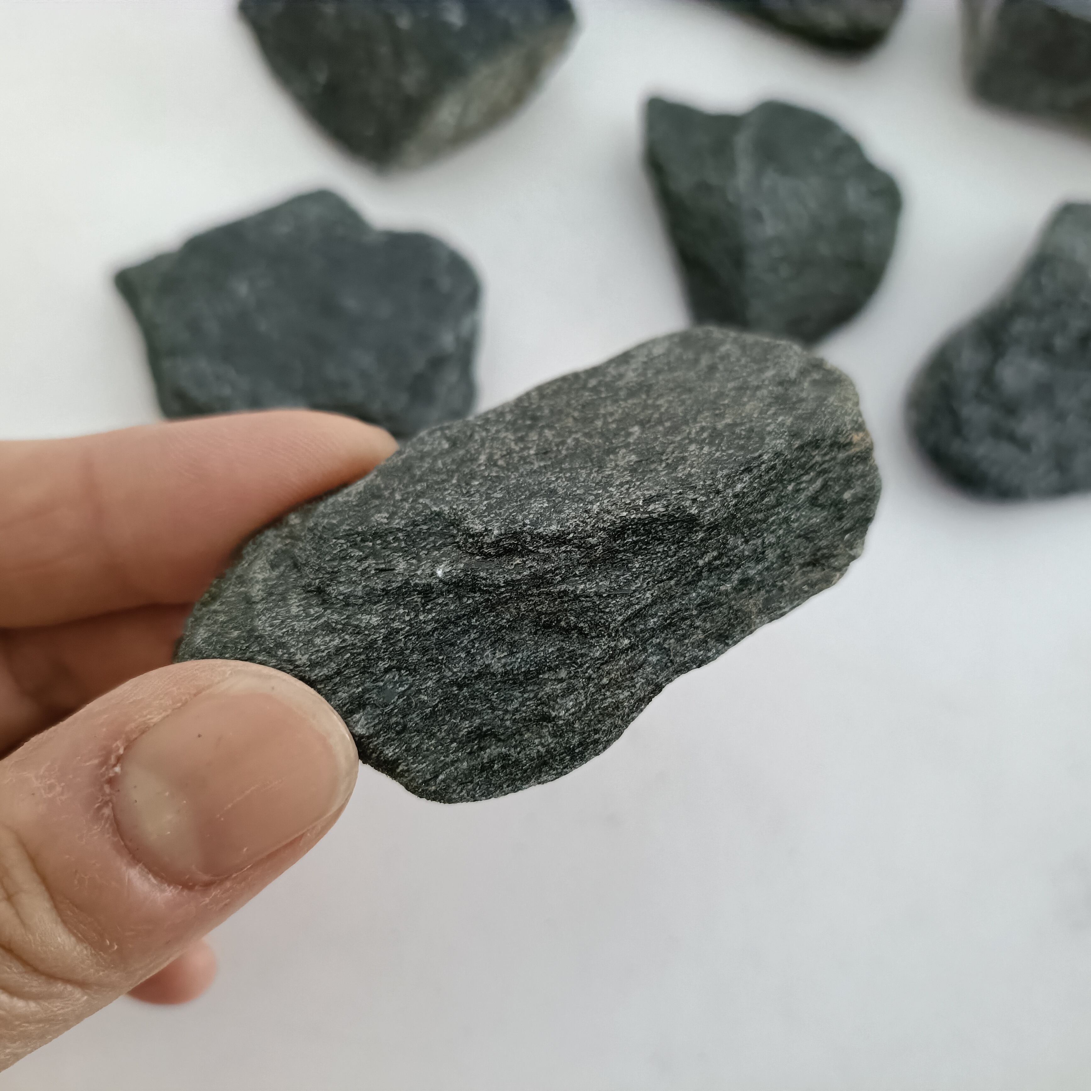 黒斧石 200g入り【レイアウト用・石段作りに】 | 苔テラリウム専門