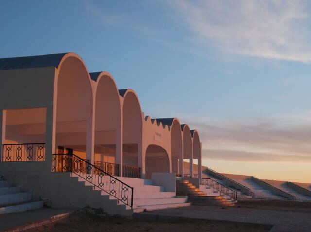 朝陽が上る砂漠のスタジアム