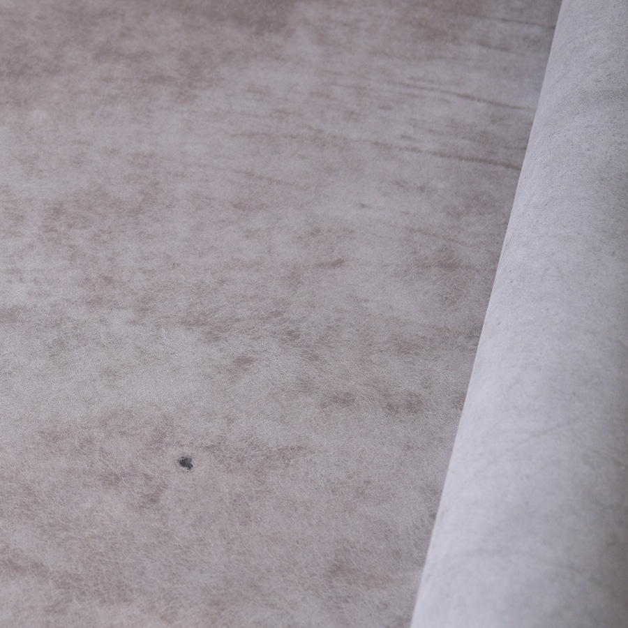 表面をヤスリがけしたようなマットな質感が特徴です。