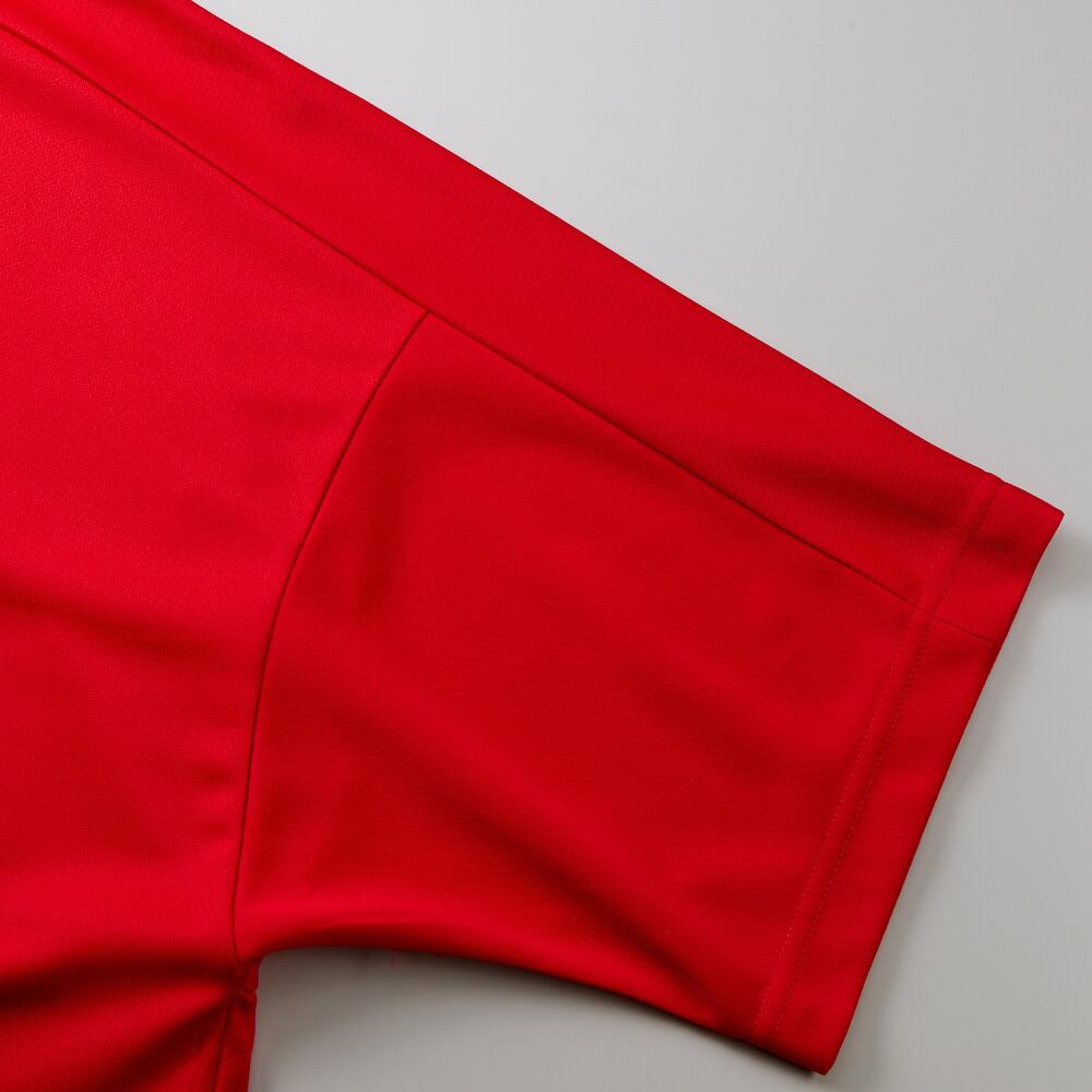 肩から袖にかけての切り替えしが特徴的