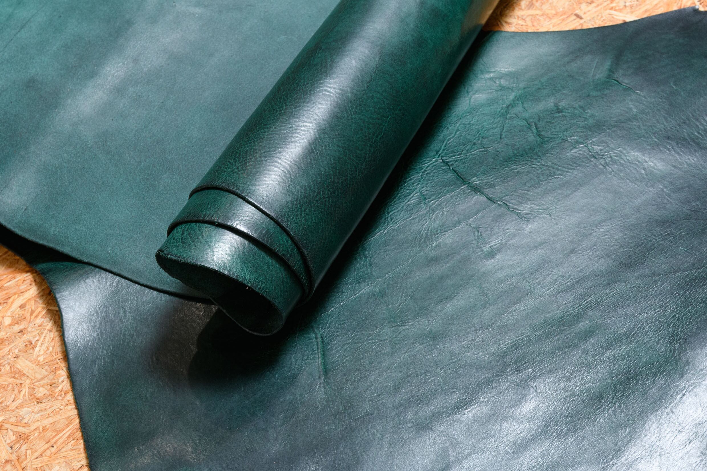 ダークグリーンは深く艶のある落ち着いた色