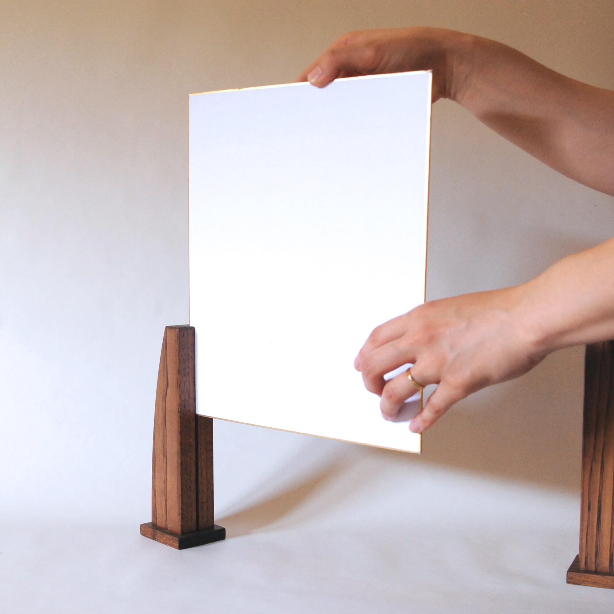 飾り方はスリットに差し込むだけ