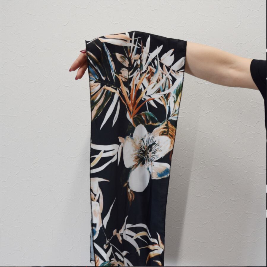 柄は花柄。ポリエステル素材で首に巻いてストールとしても使えます