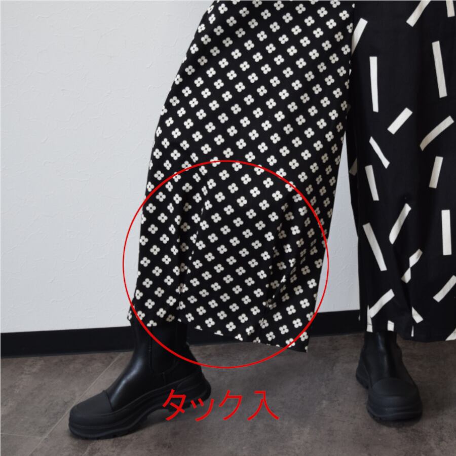 裾はタック入り。タックが入る事で広がり過ぎず、足元もすっきりと見せてくれます。