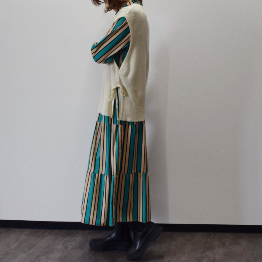 ベストをプラス。総柄に見えないので落ち着きある印象に。フェミニンスタイルにも