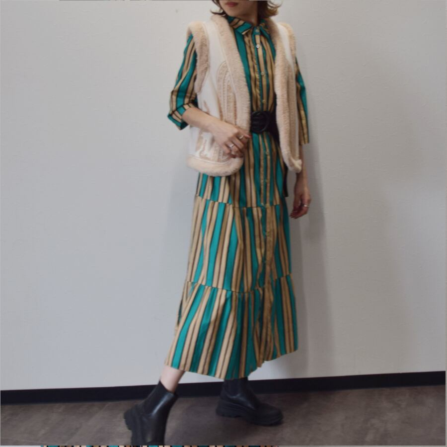 ベストをプラス。ジャケットより軽やかな印象がでます