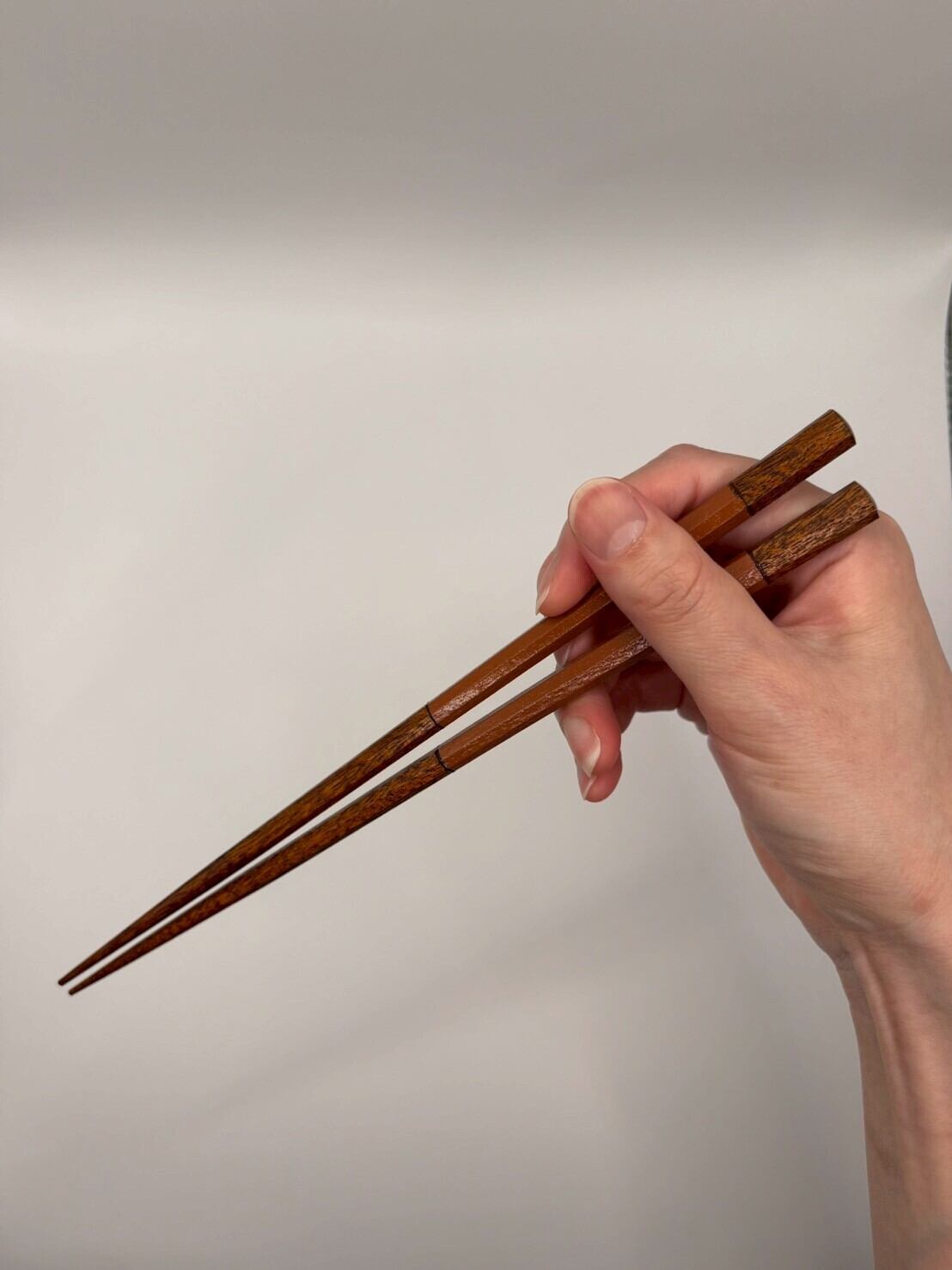 箸先が細くとても使いやすいお箸です。