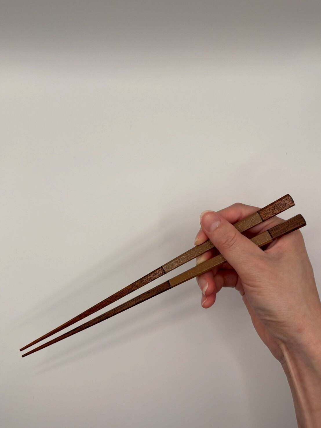 箸先が細くとても使いやすいお箸です。
