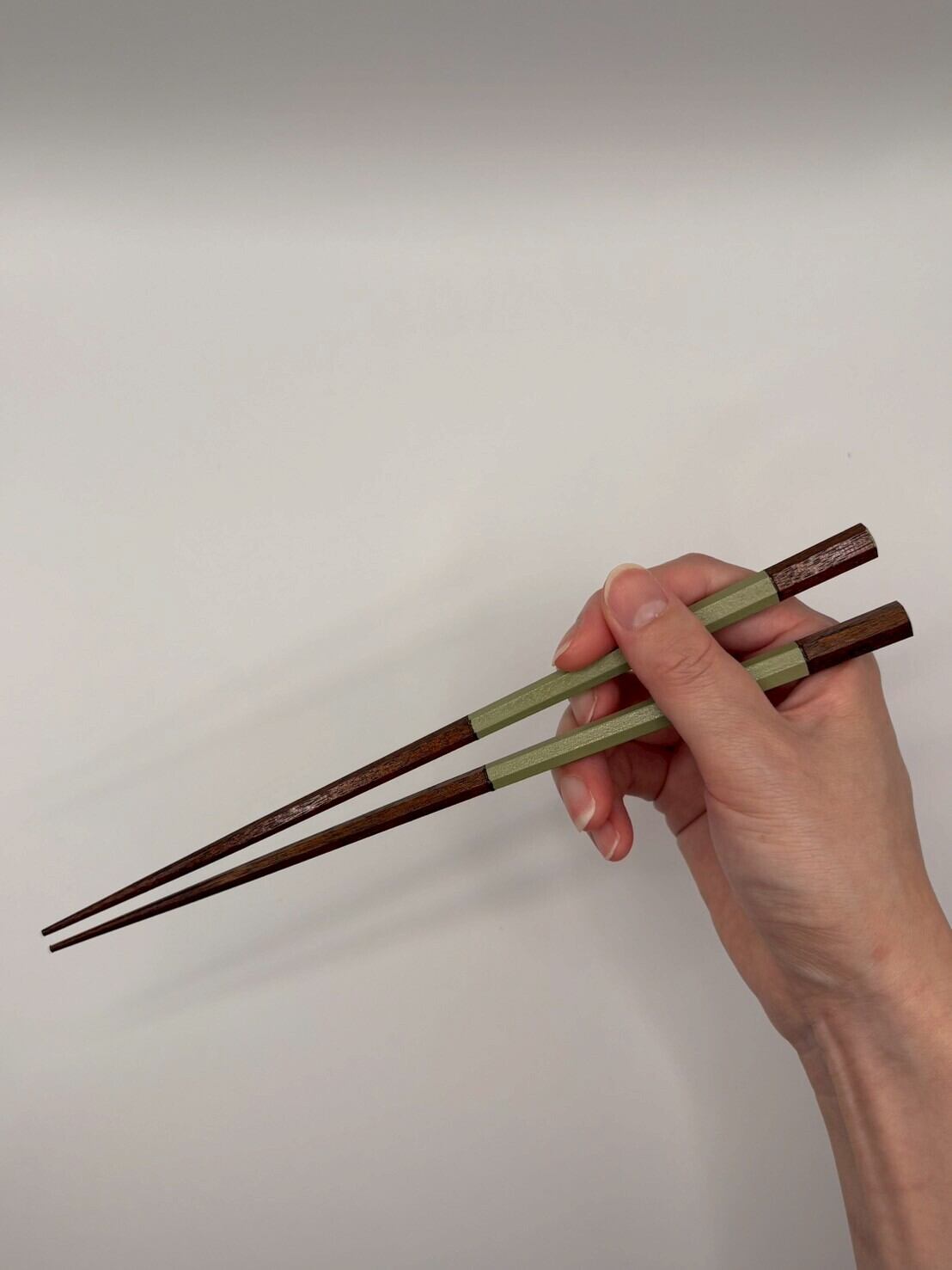 箸先が細くとても使いやすいお箸です。