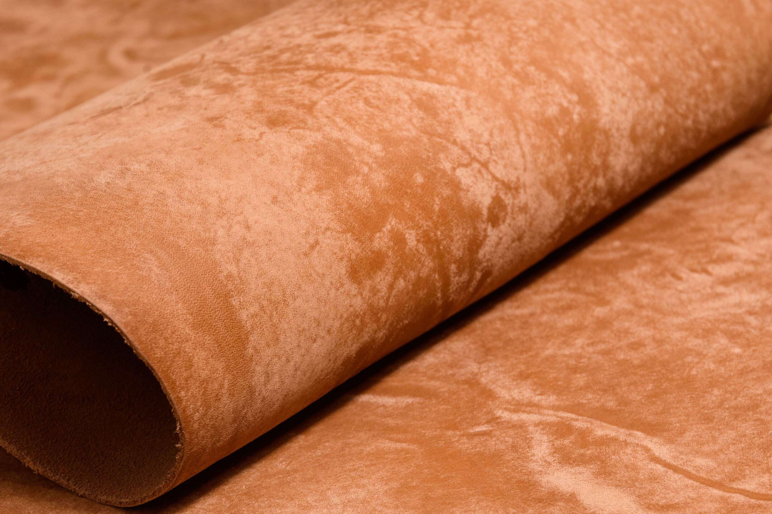 琥珀色の美しさと深みのあるウィスキーブラウン