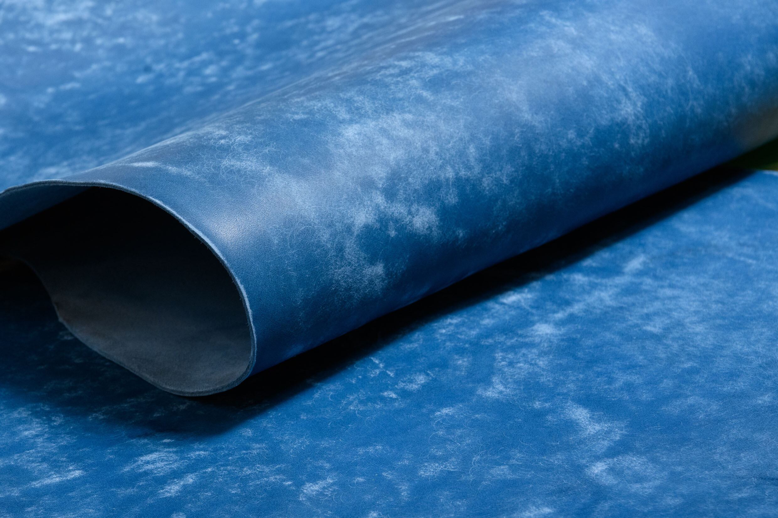 美しい海を想起させるコバルトブルー