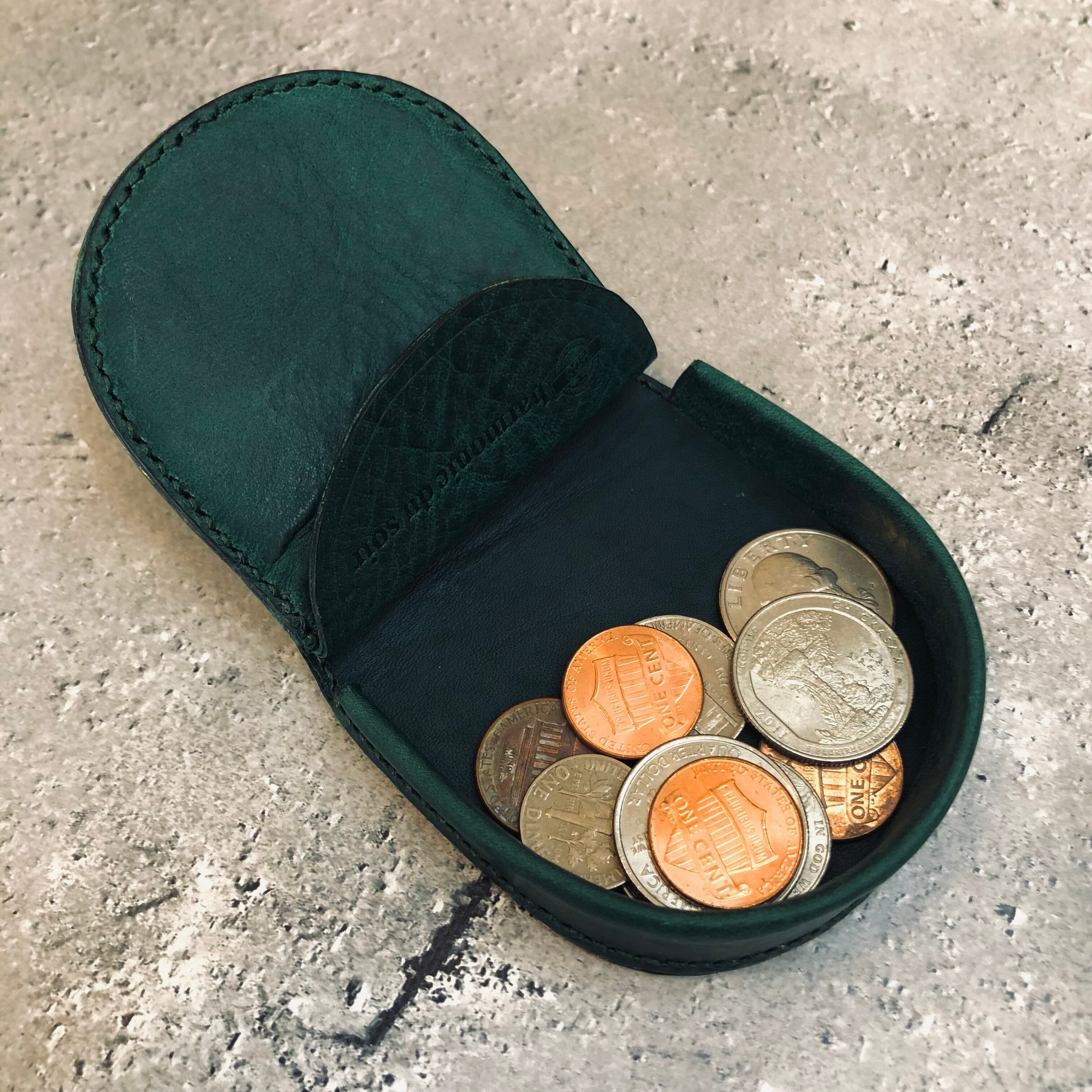 蓋を開けて傾けると小銭がトレイ部分に広がる使いやすいデザイン。