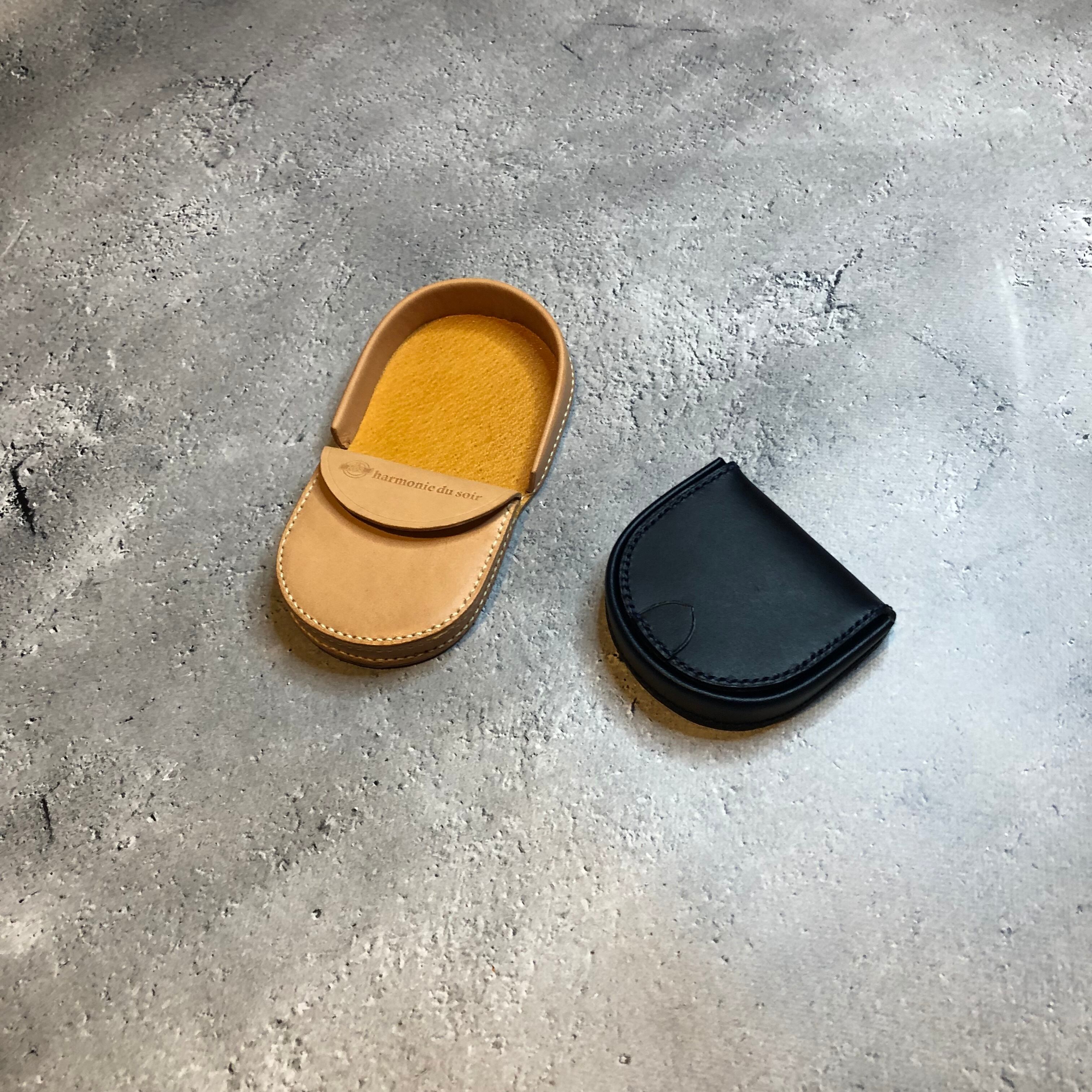 掌サイズの小さなコインケース 。携帯しやすいコンパクトサイズです。