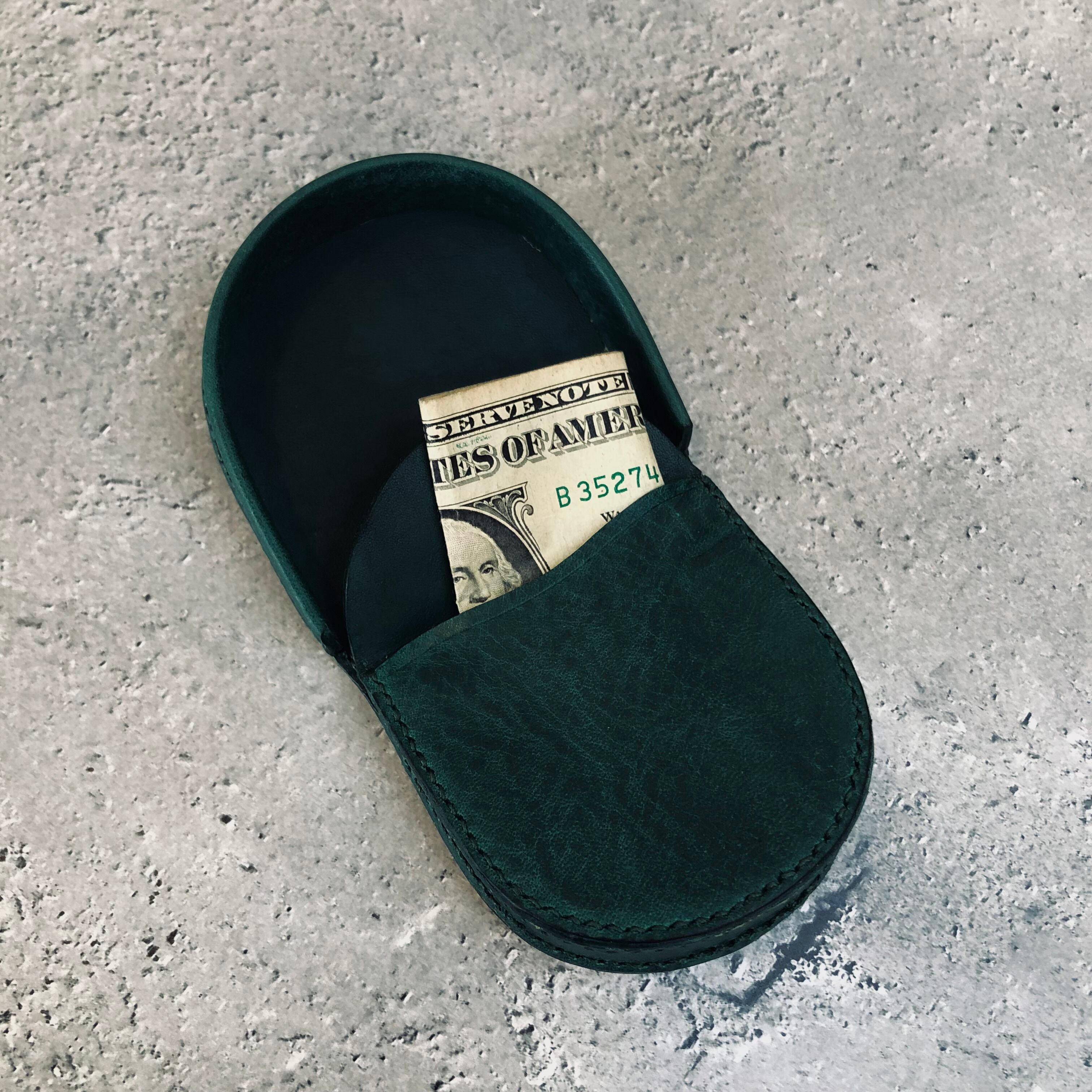 ポケットには折りたたんだ紙幣などを収納出来ます。