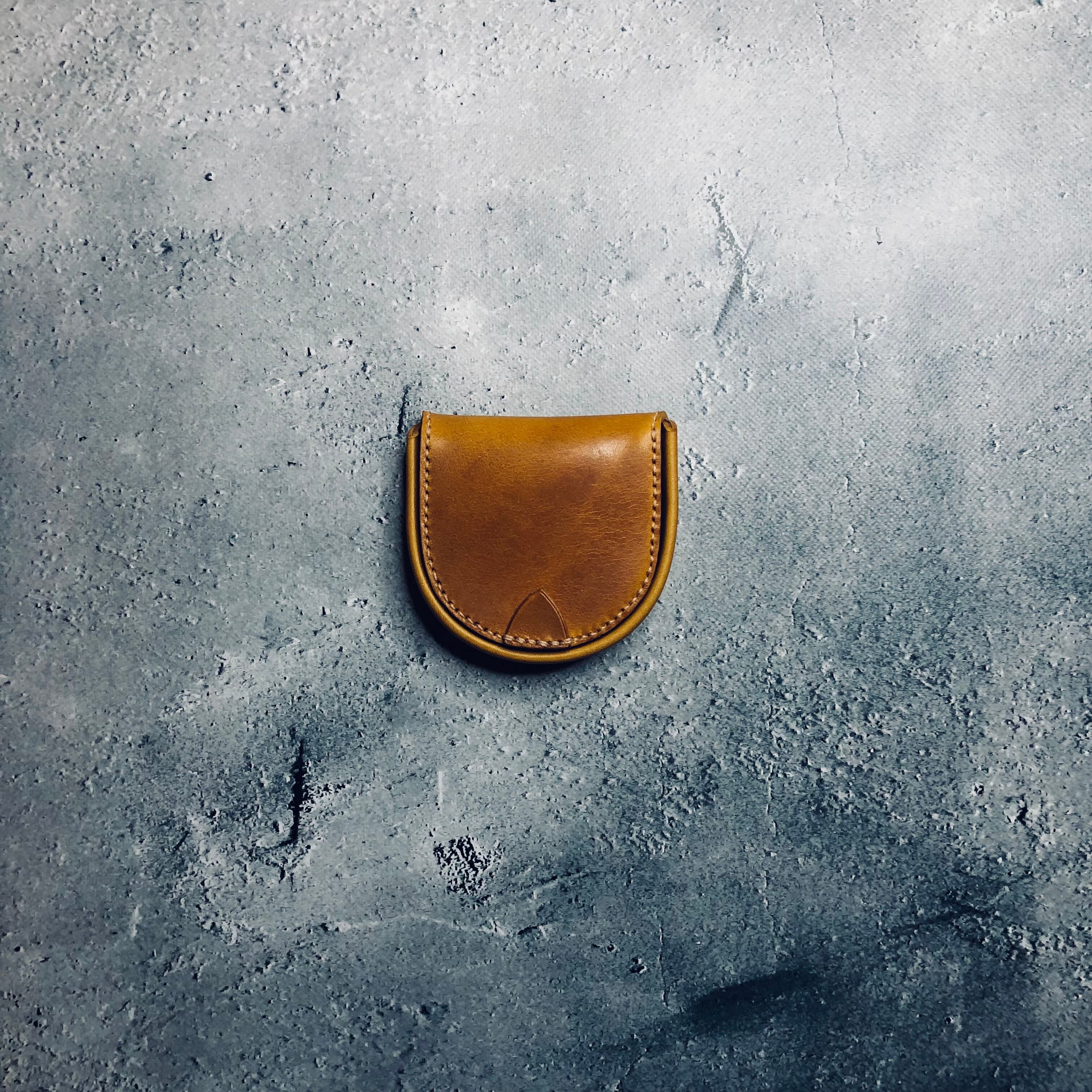 掌サイズの小さなコインケース 。携帯しやすいコンパクトサイズです。