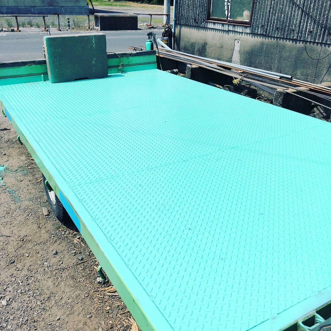 凡用トレーラーの鉄板張り替え