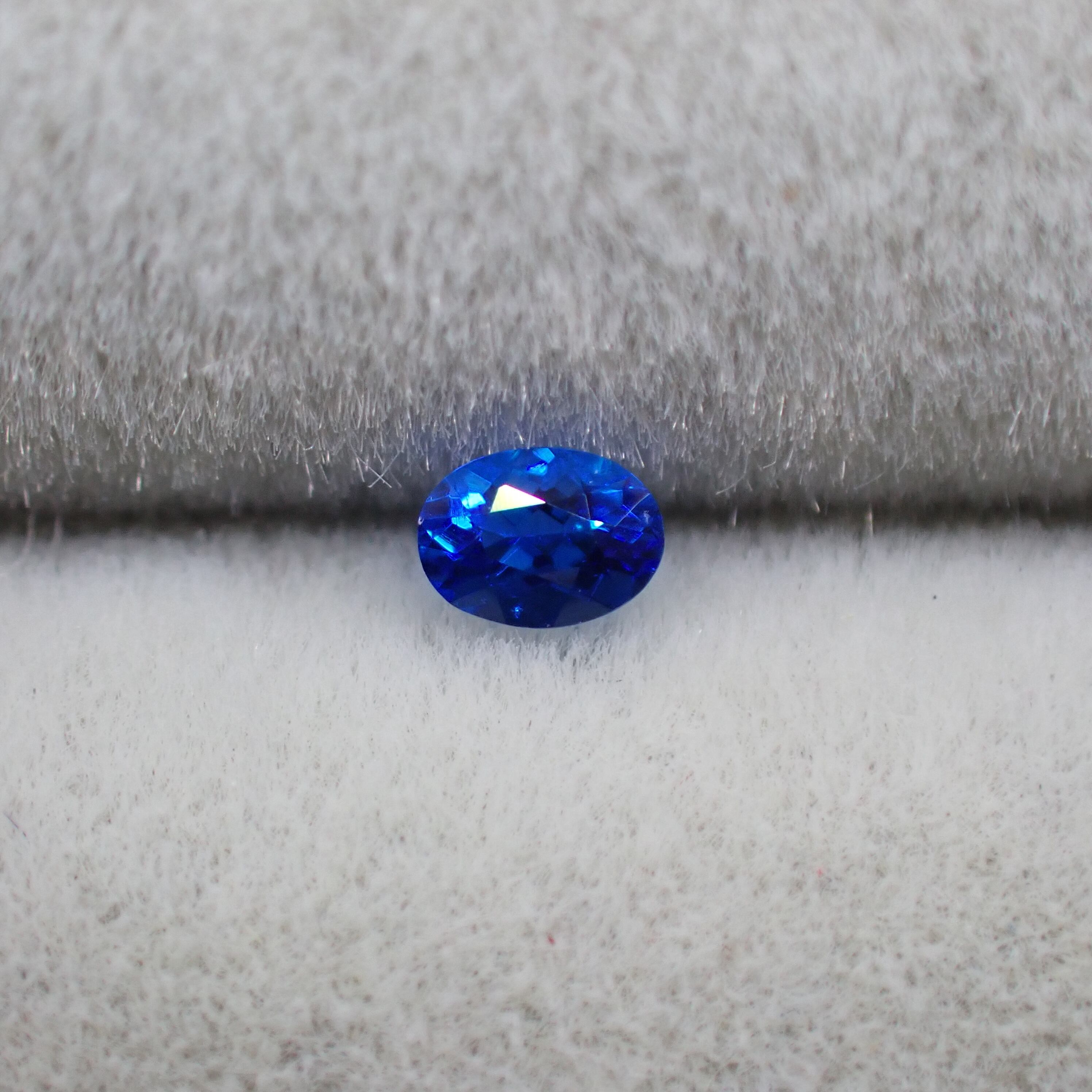 ネオン感◎ビビッドネオンブルーのアウイナイト 0.04ct | 宝石ルース 