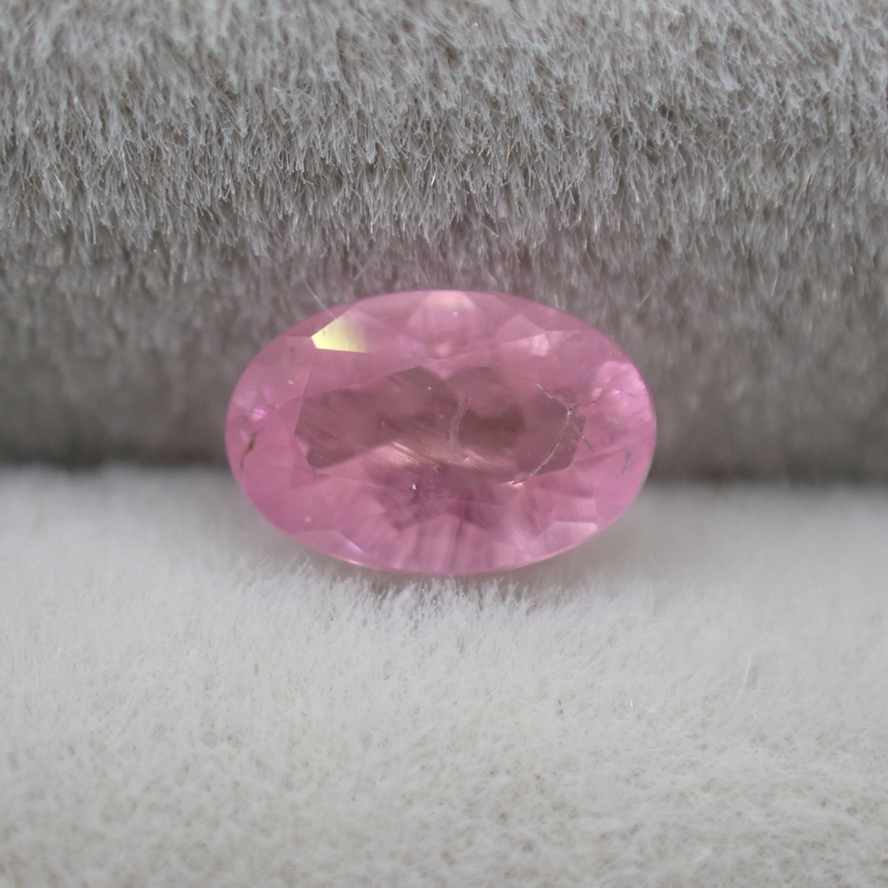 拡大写真ではインクルージョンと面キズがあります。1枚目のように眼ではさほど気にならないレベルです🤔