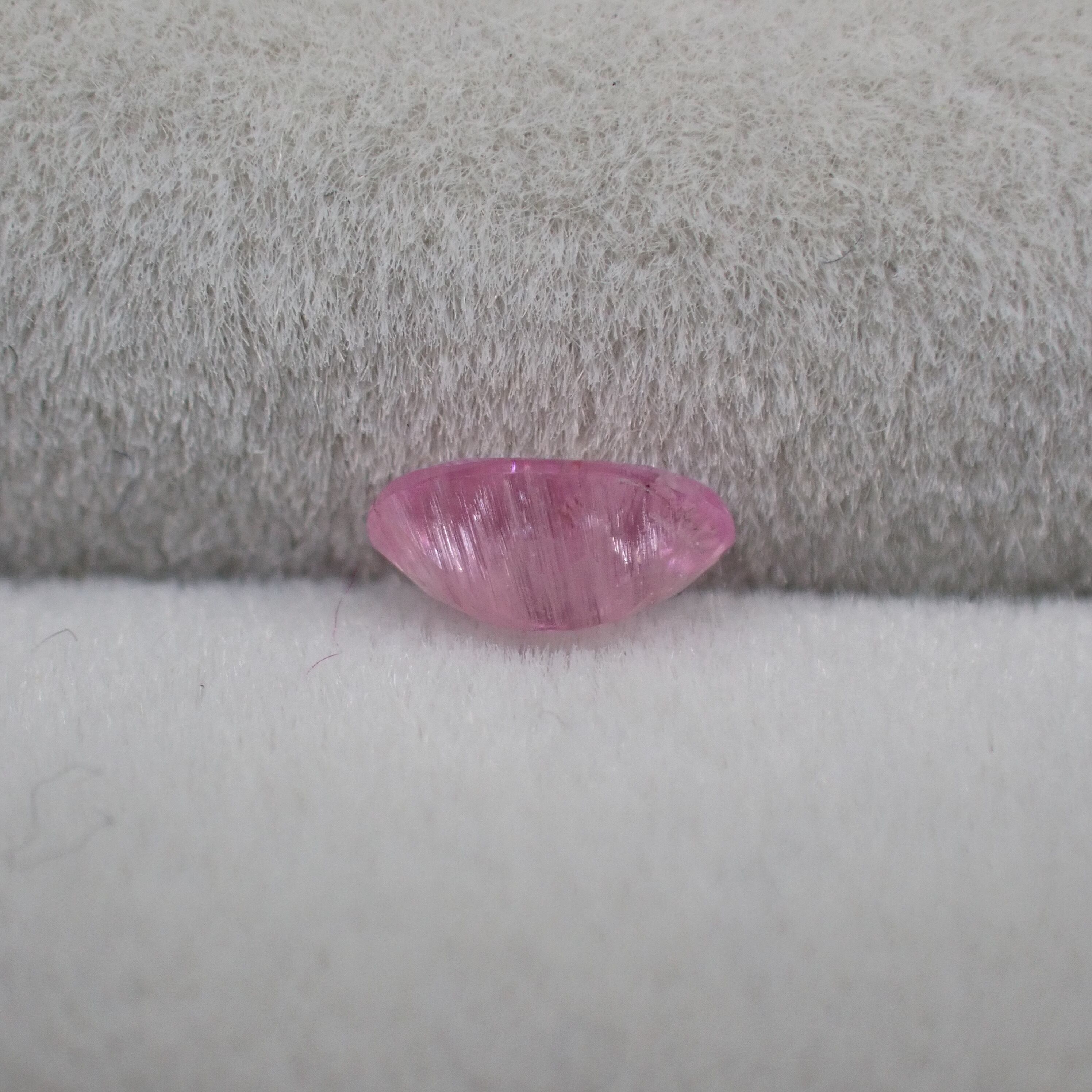 ルースの裏側にはチューブ状のインクルージョンが👀✨光を当てるとキラリと白く光ります👀✨