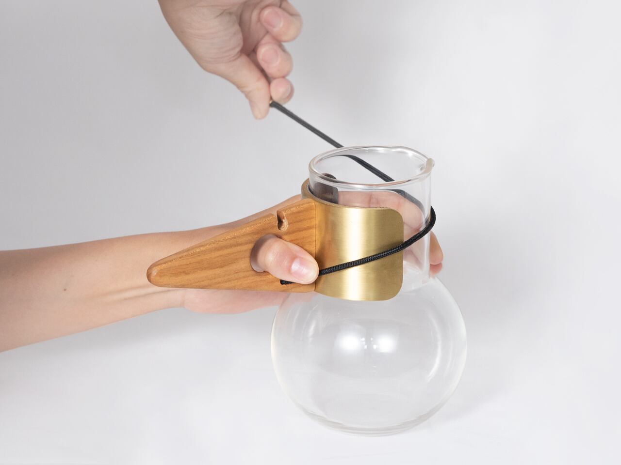 反時計回りにくるっと引っ張りながら巻いて