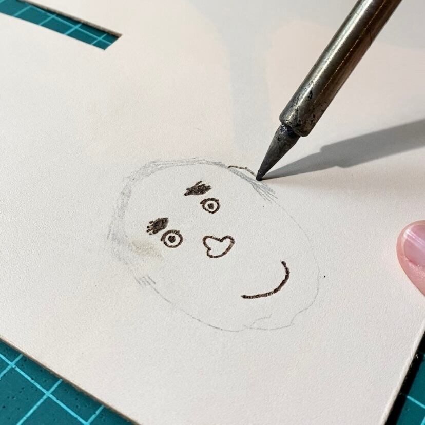 １点１点、丁寧に焼き付けを施します。