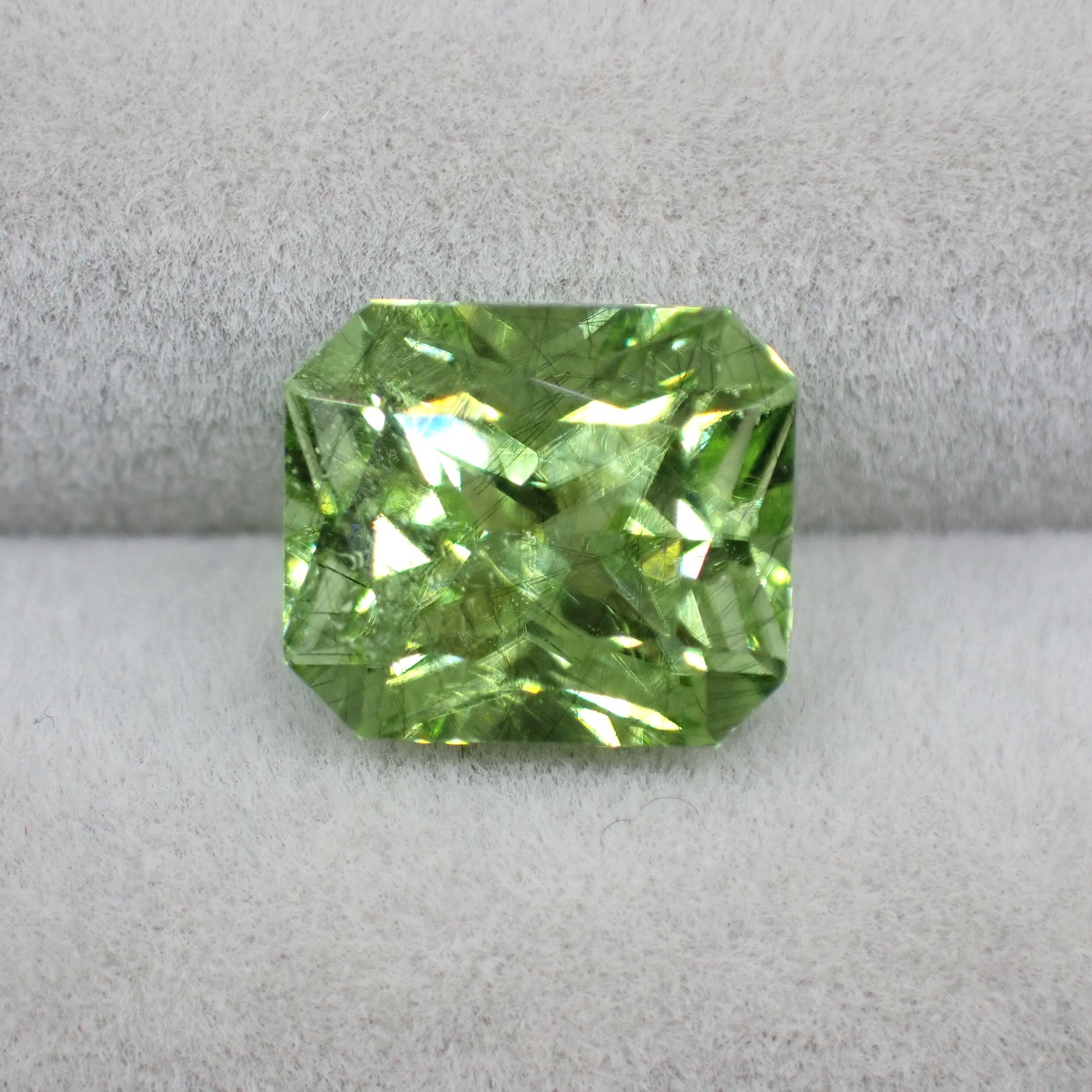 交差インクルージョン☆ルードヴィッヒアイト in ペリドット 2.871ct 