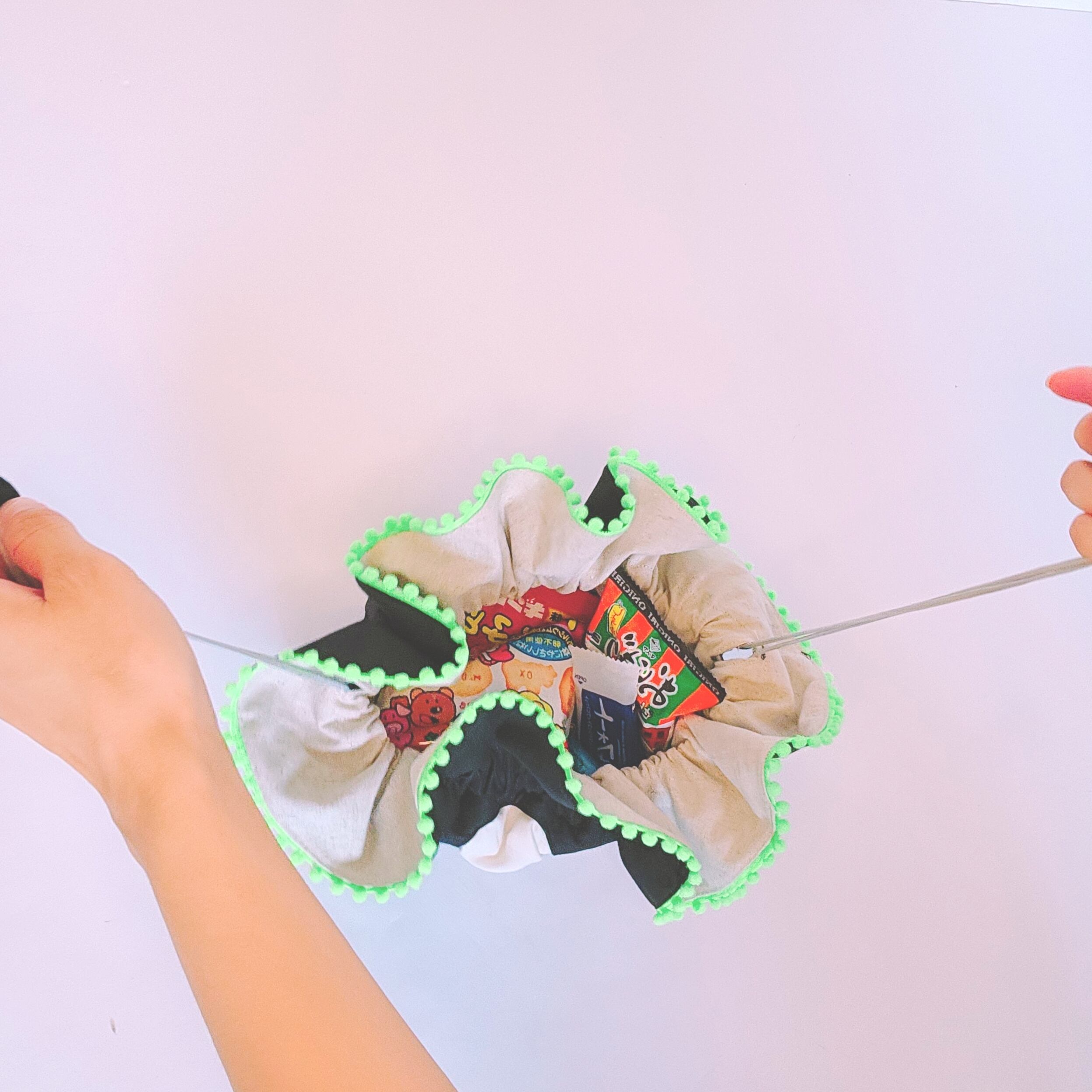 内側の円の中に置いて絞るだけで収納可能！