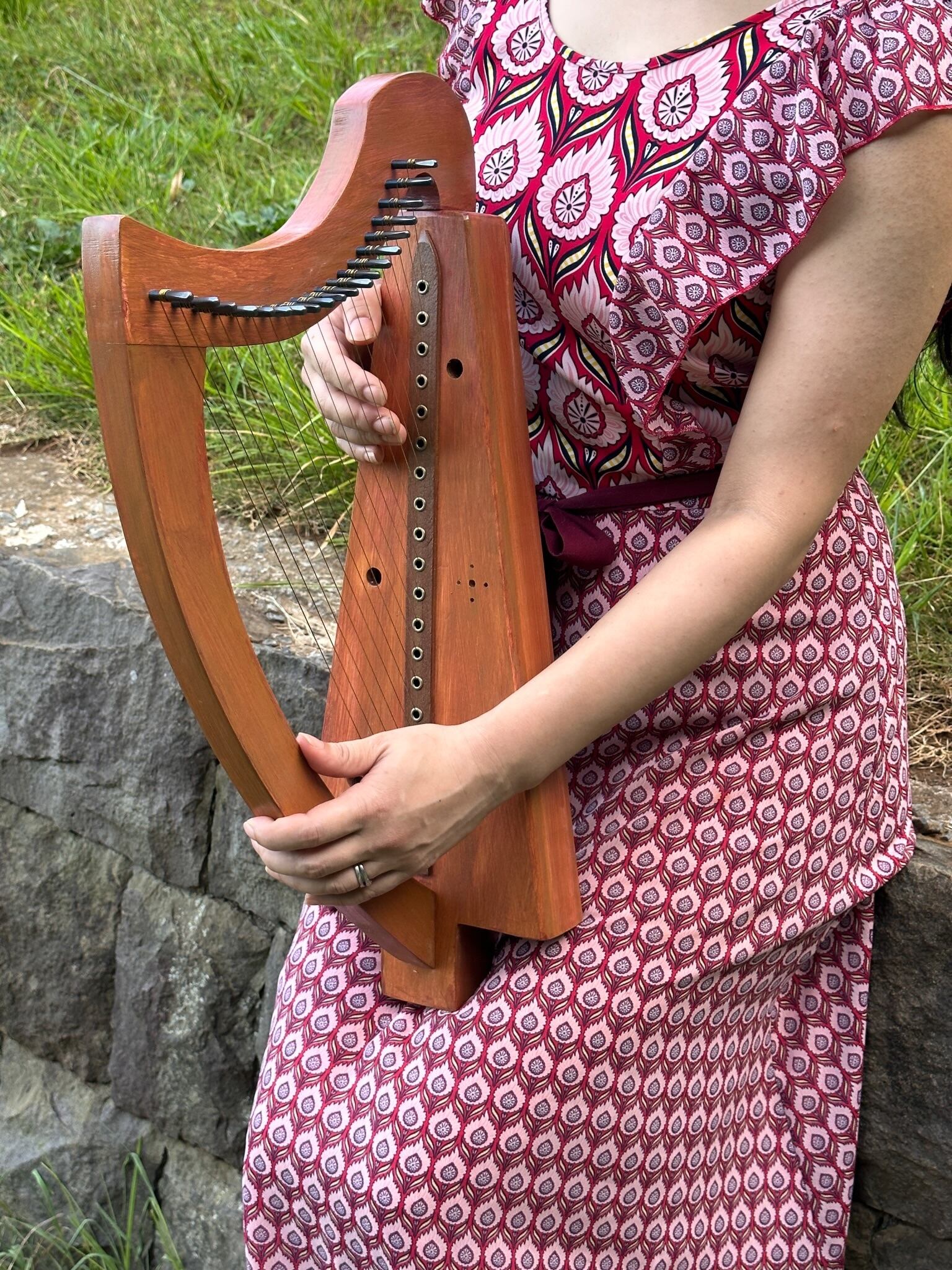 膝の上にのせて奏でる小さなハープ