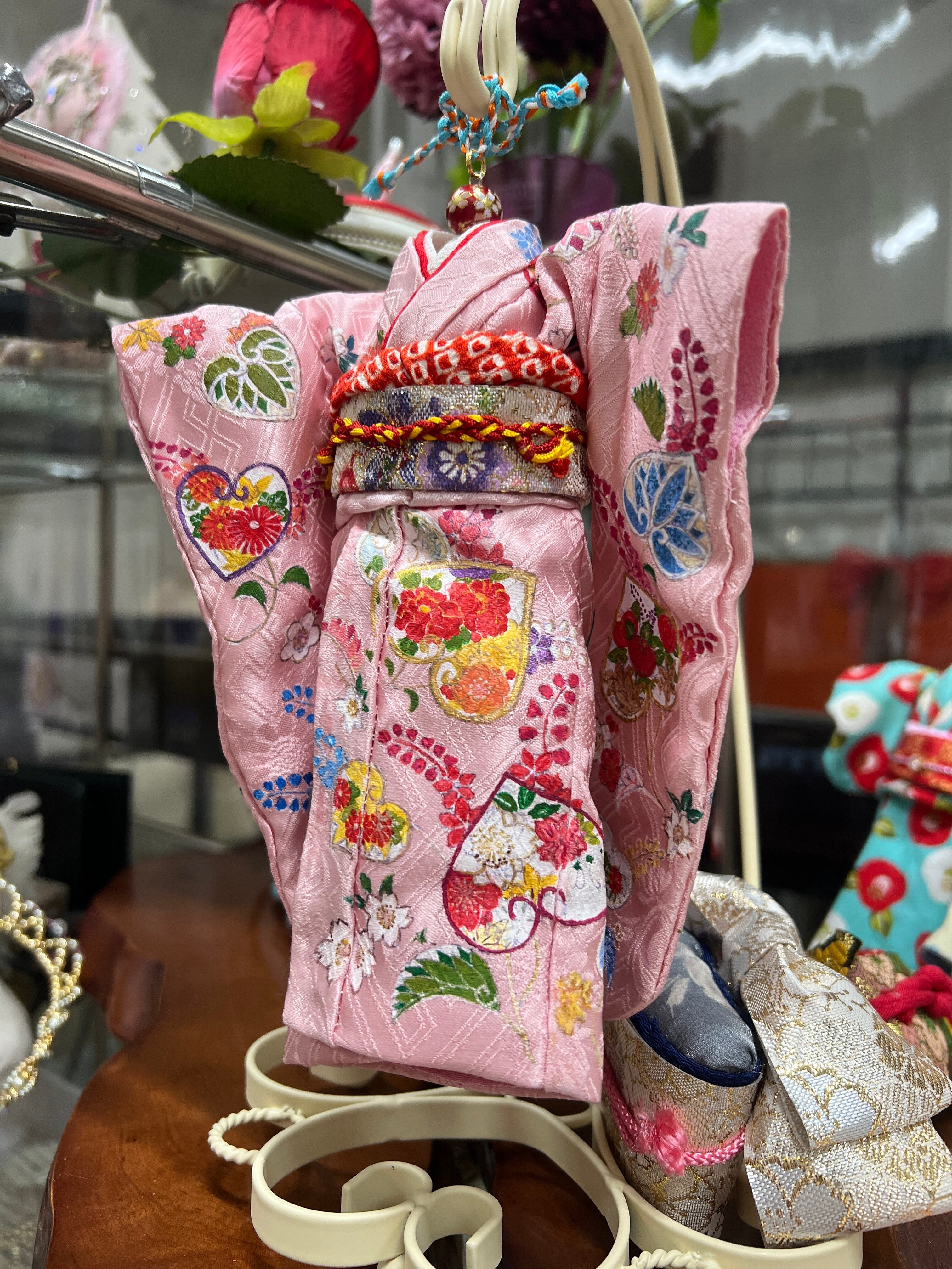 出来たお着物を着付けてもらいます