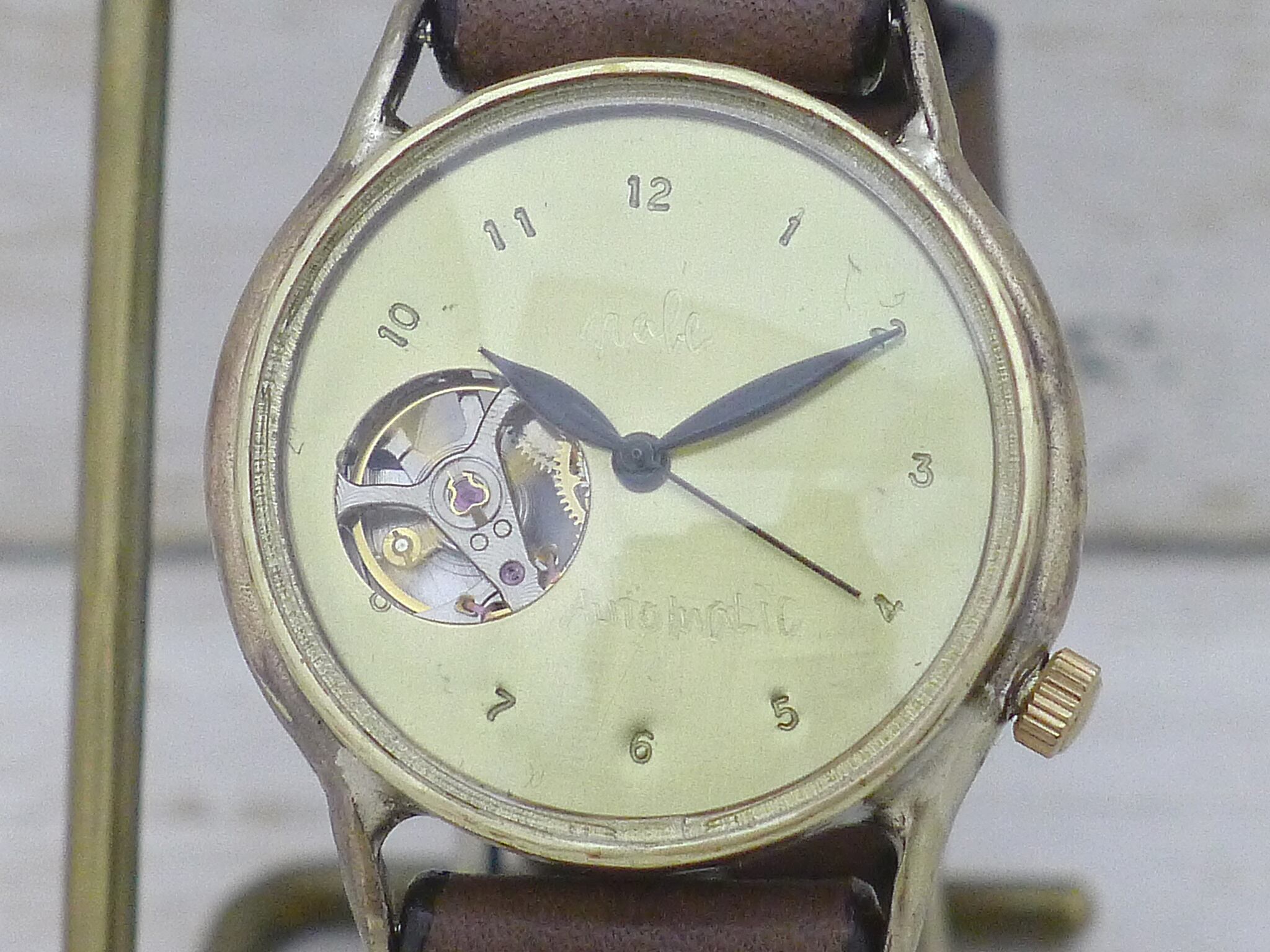 アラビア数字を刻印したシンプルな文字盤