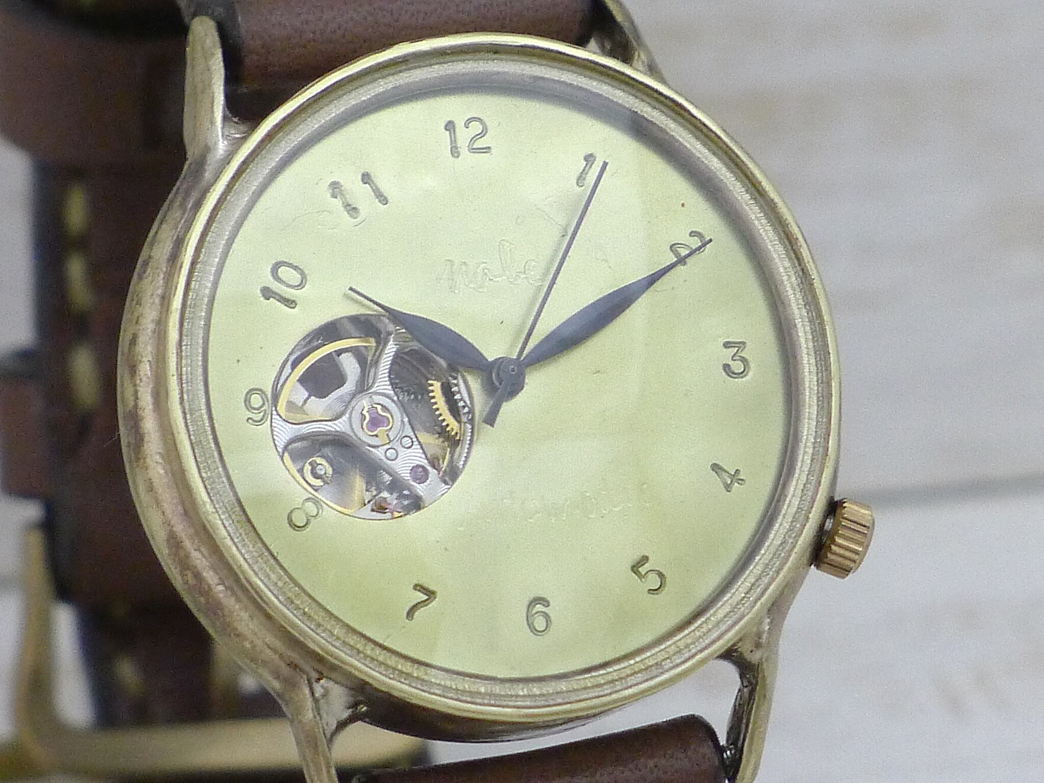 ムーブメントの一部(テンプ)が覗くオープンハートモデル