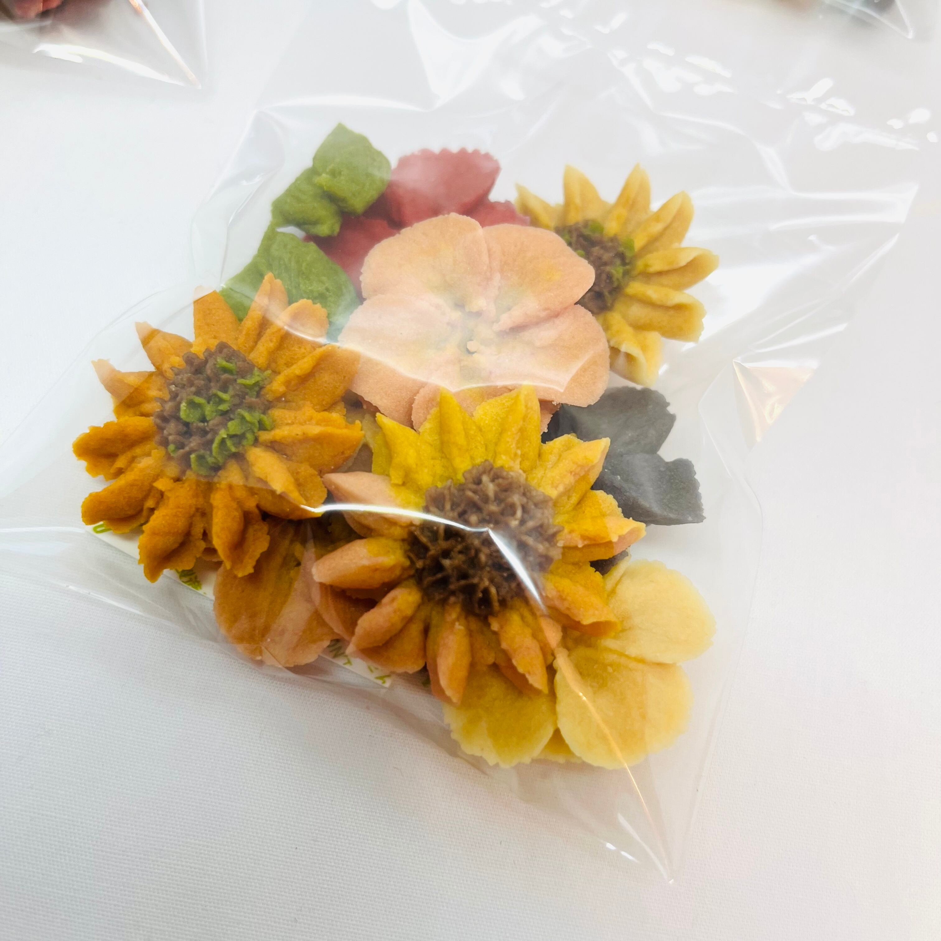 色の混ざったお花や、形の歪なもの、正規品の余りなどがランダムに入っています。味は変わらず美味しい！