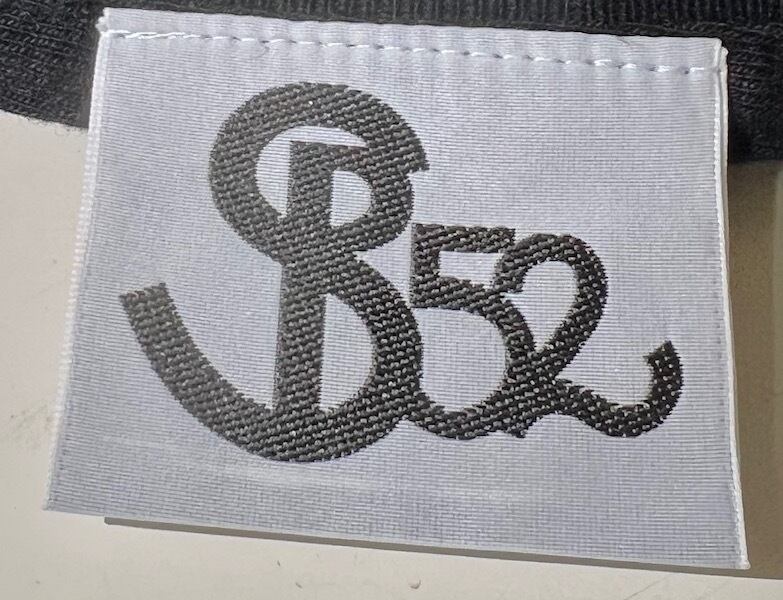 タグ：KONISHIKI相撲ロゴ（『S』umo/『B』rand/『KONI (52)』SHIKI)