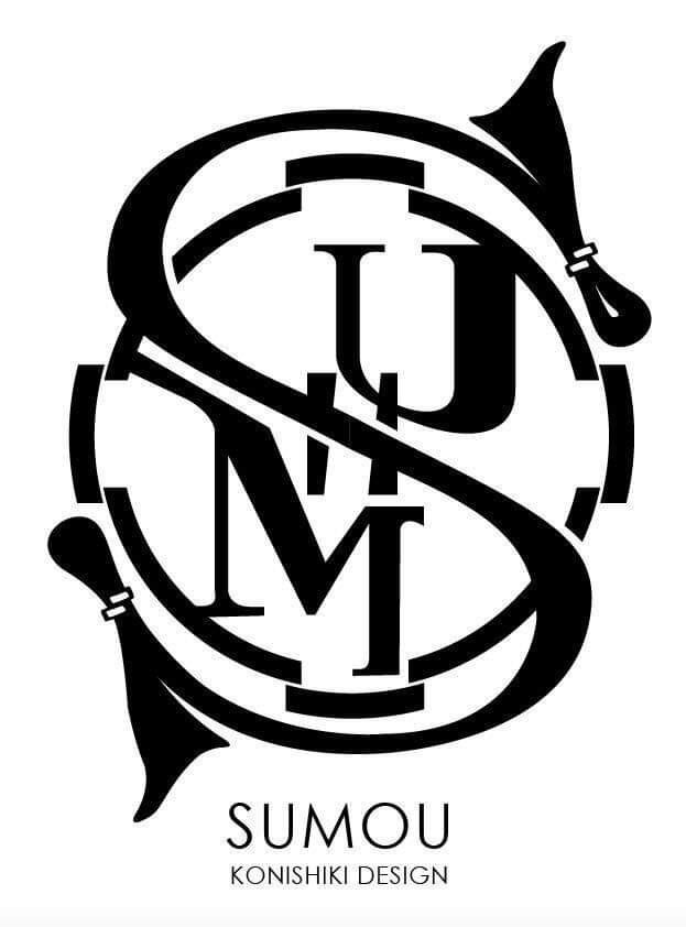 KONISHIKIの相撲ロゴ（SUMOの中に土俵があり、Sの両脇に力士の結髪「おおいちょう」